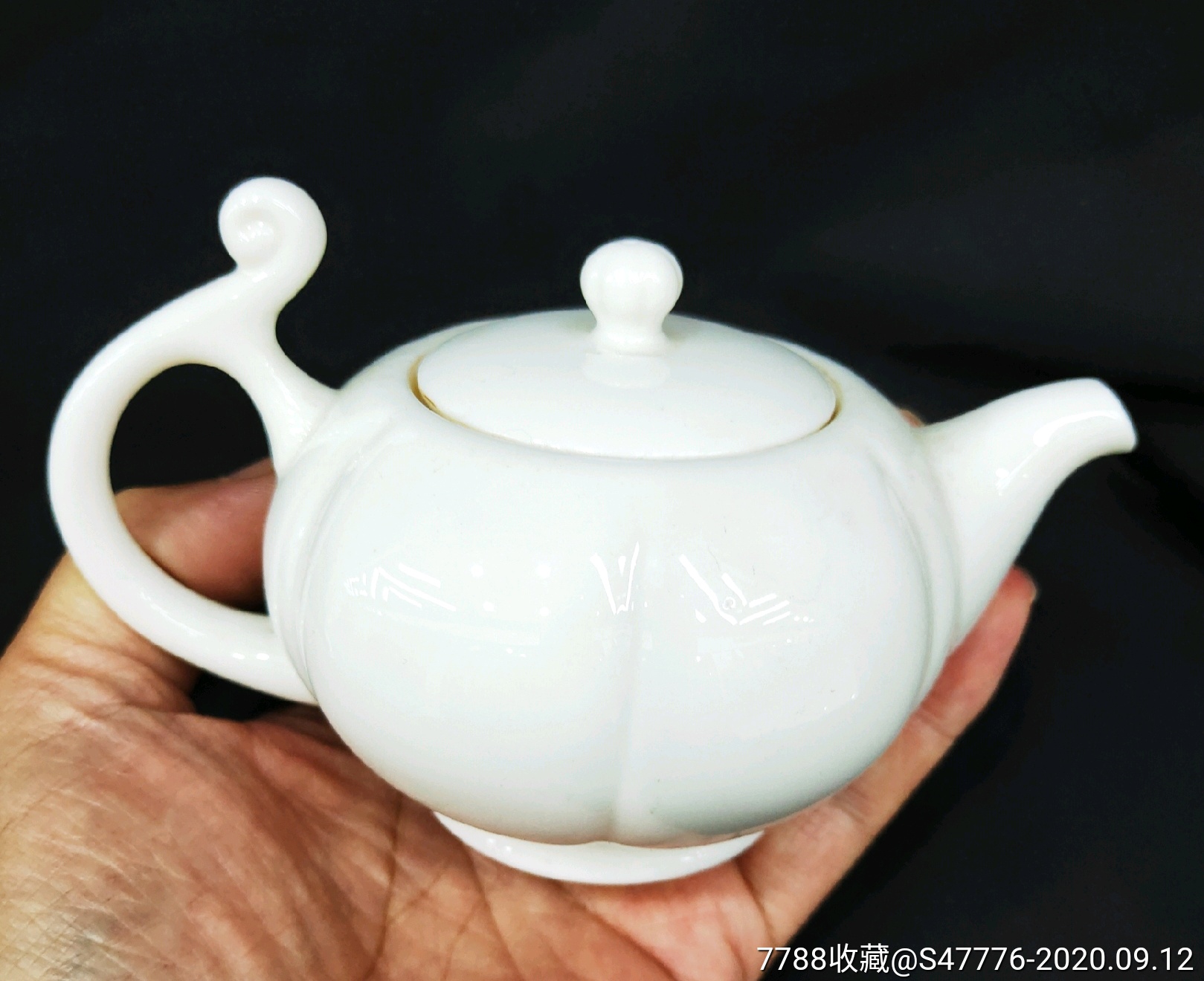 白瓷茶壶