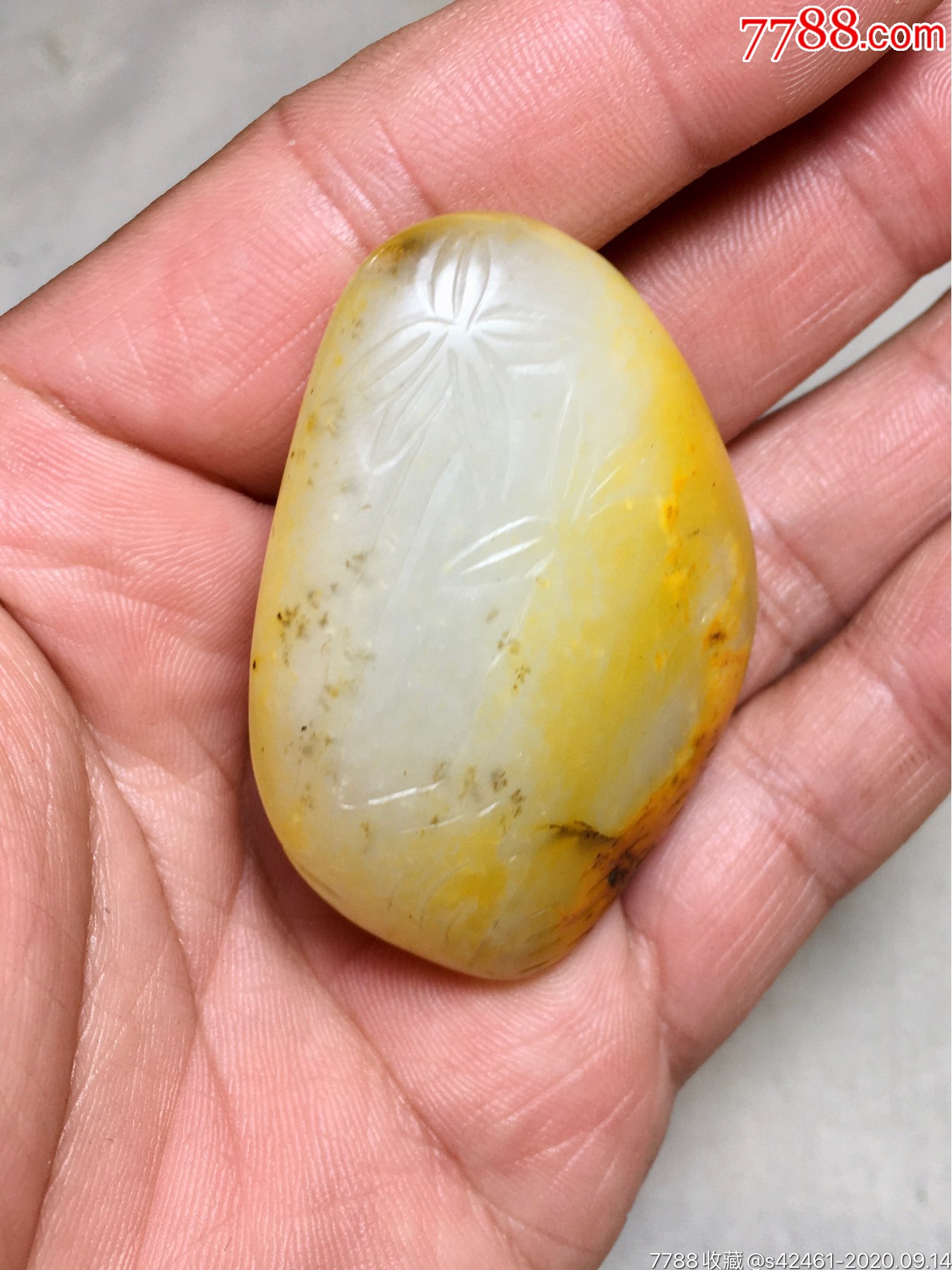 和田玉黄皮籽料,随形山水薄意图