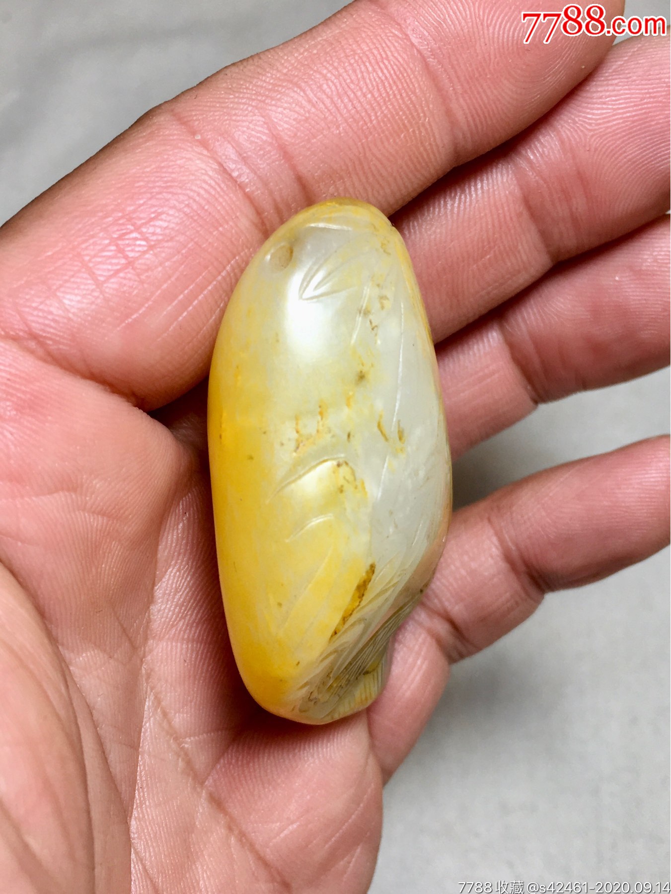 和田玉黄皮籽料,随形山水薄意图