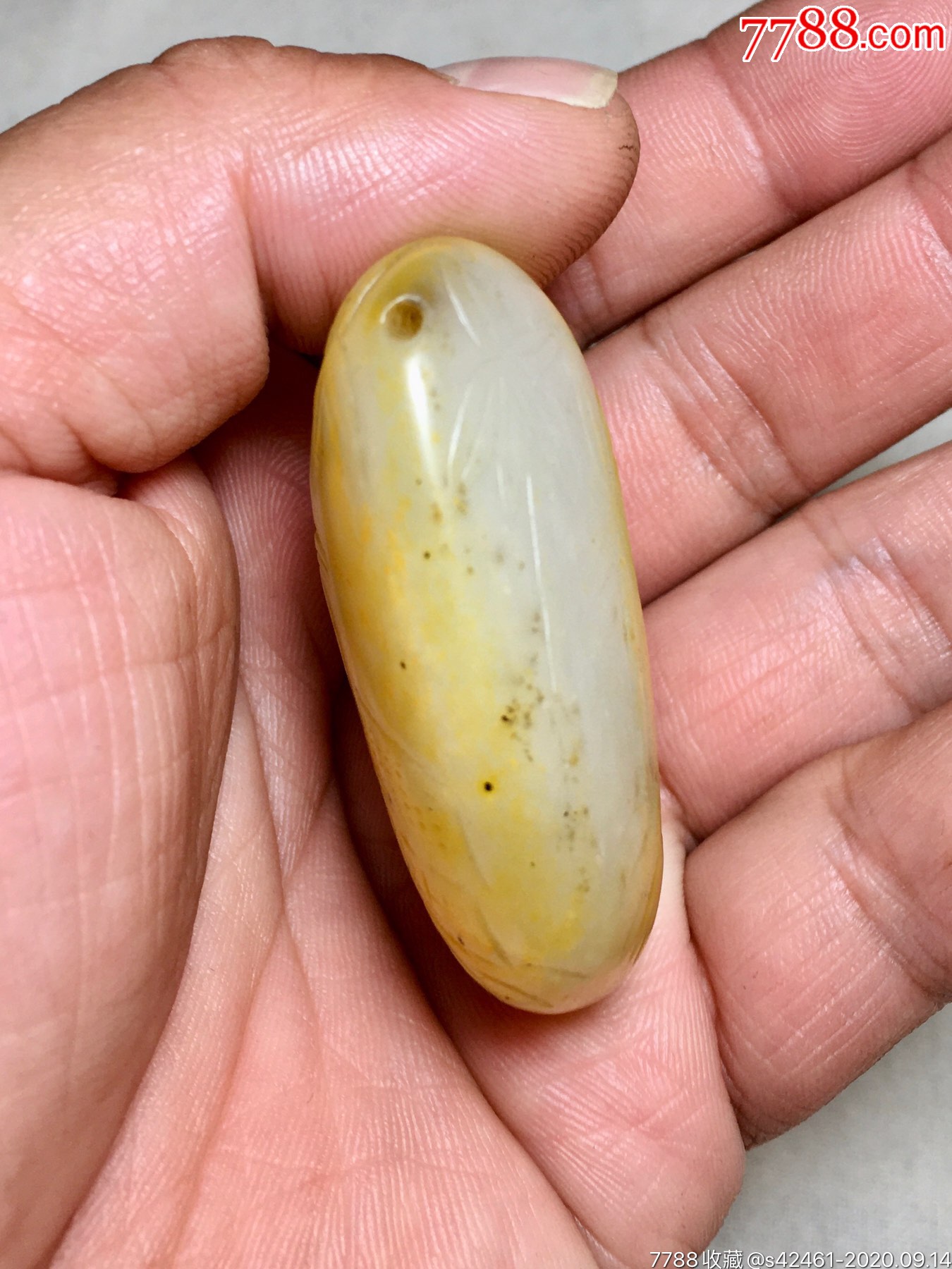 和田玉黄皮籽料,随形山水薄意图