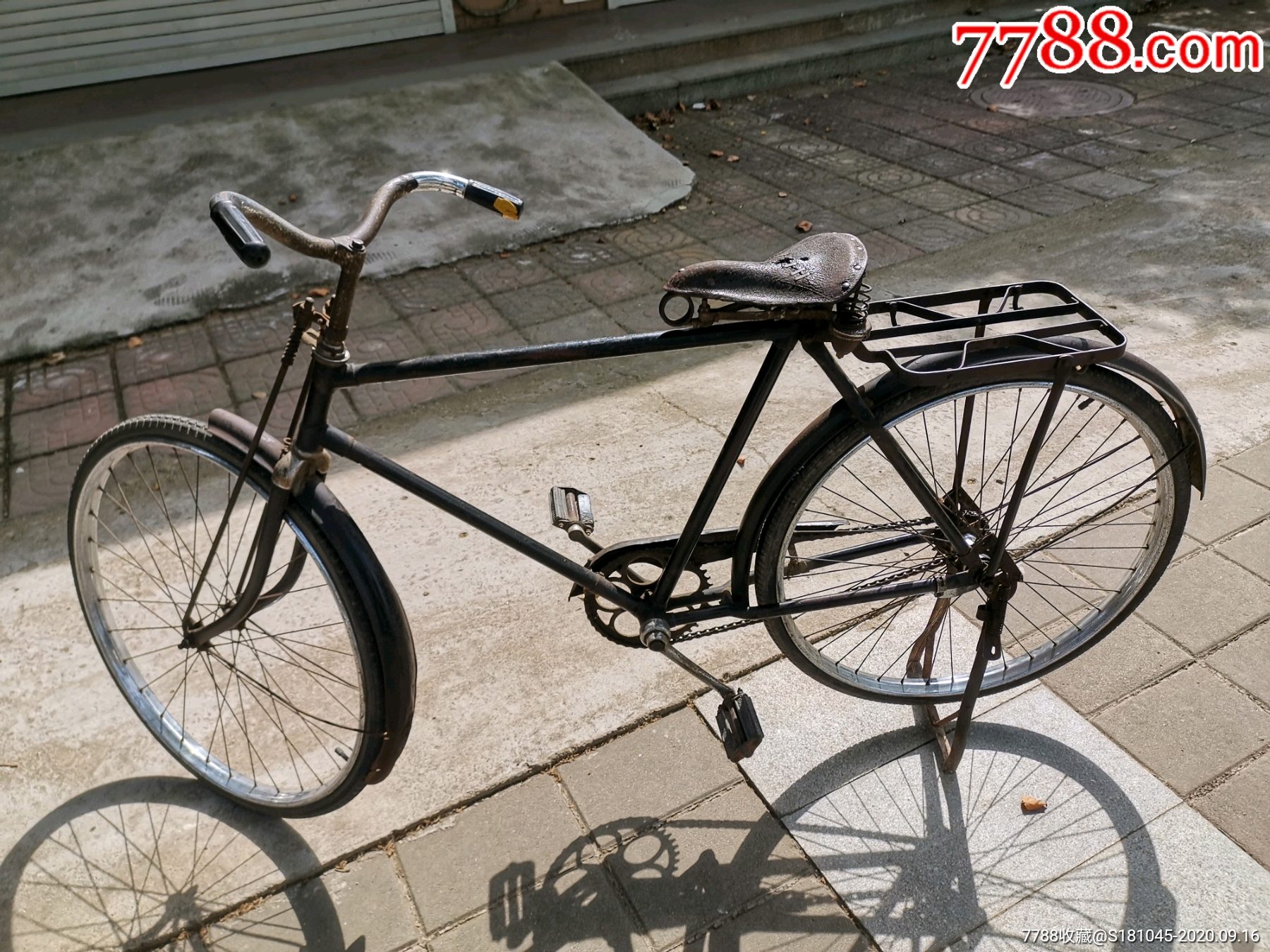 能正常骑行的大金鹿二八轮自行车一辆