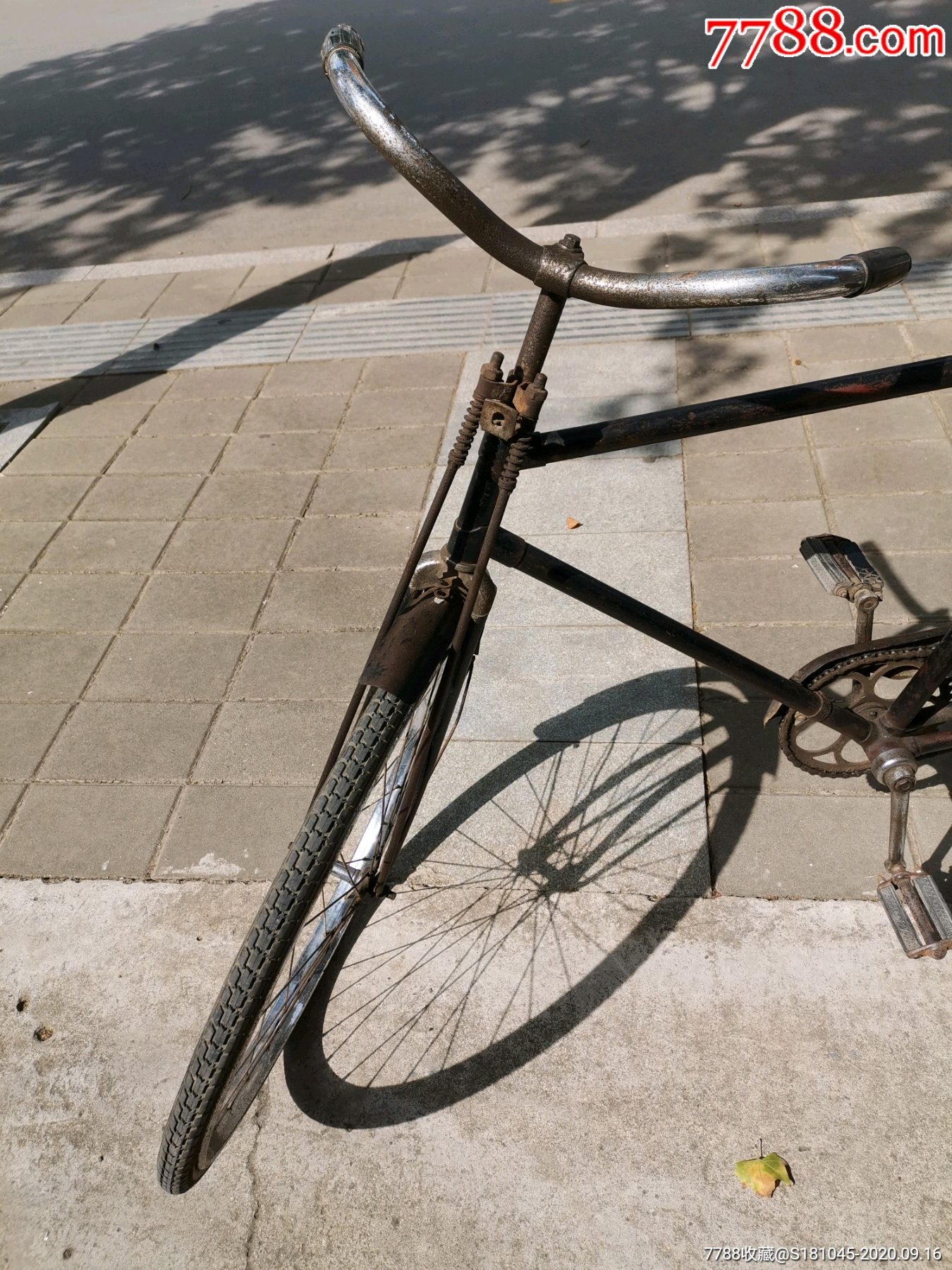 能正常骑行的大金鹿二八轮自行车一辆