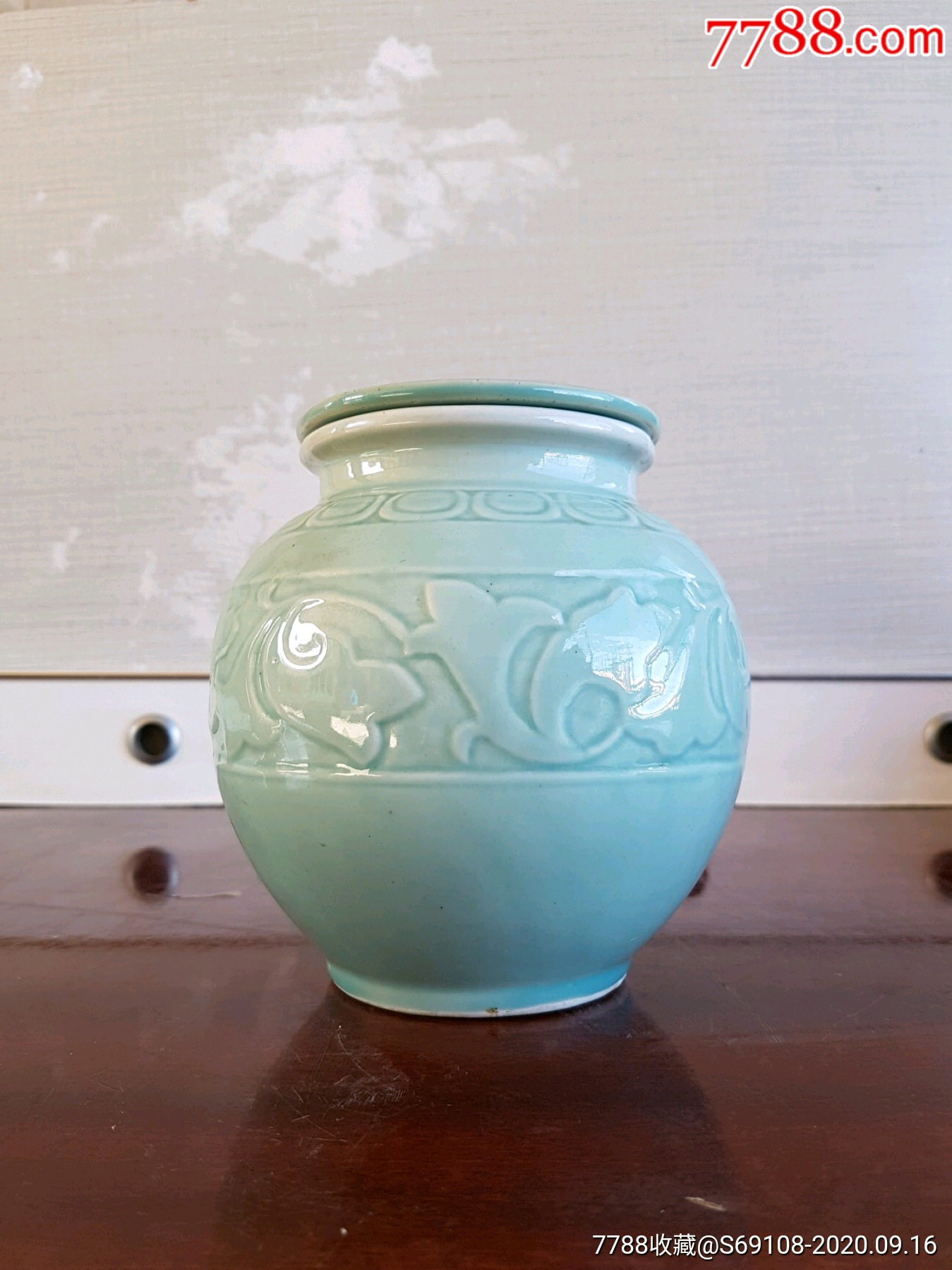 朝鲜青瓷莲花纹带盖罐