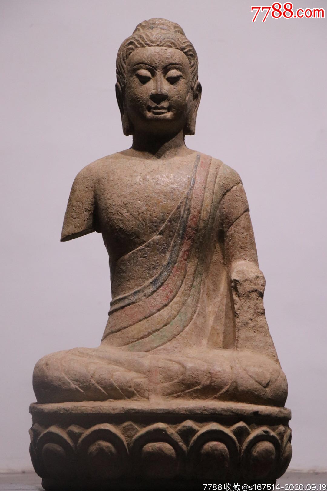 青石开脸饱满着袒右式佛衣全跏趺