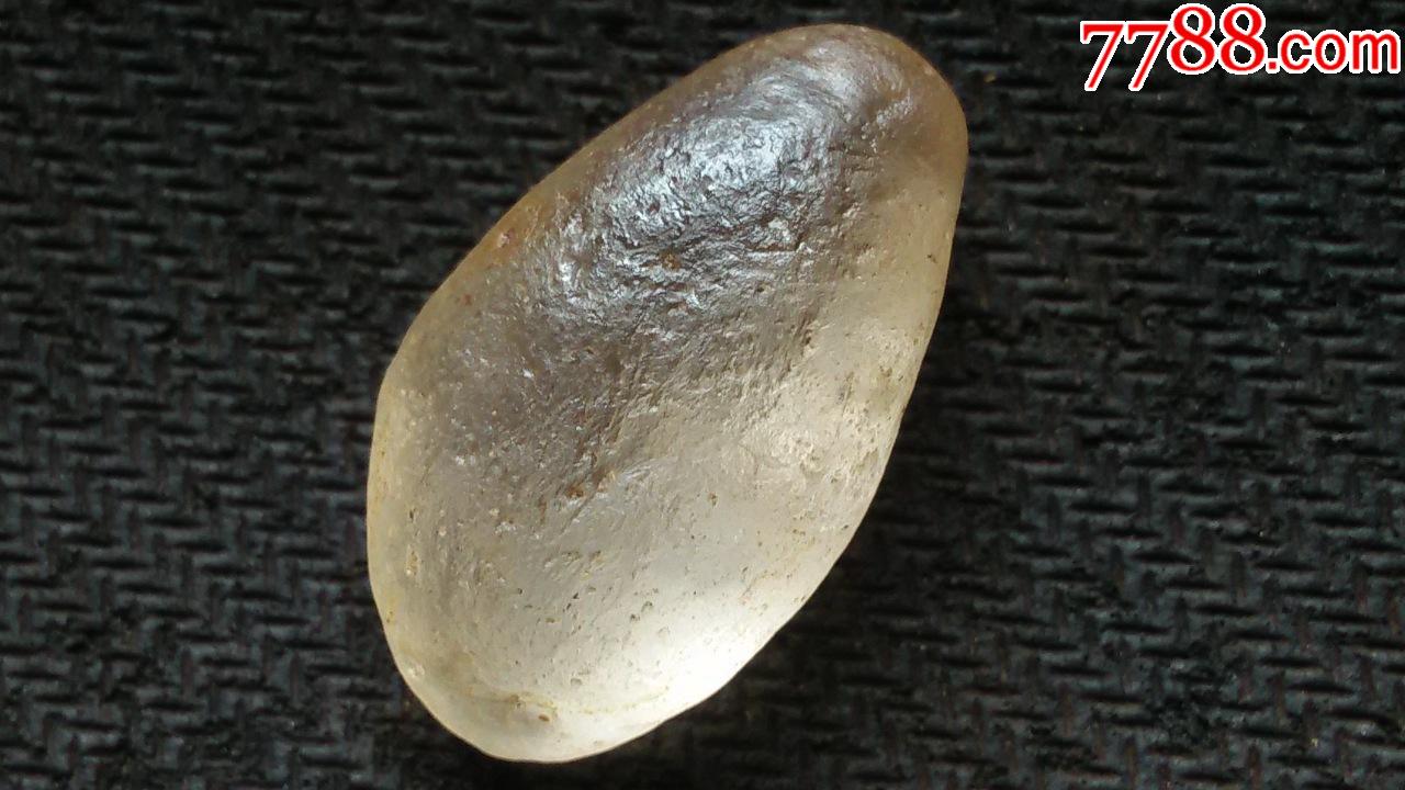 天然玻璃陨石原石一颗