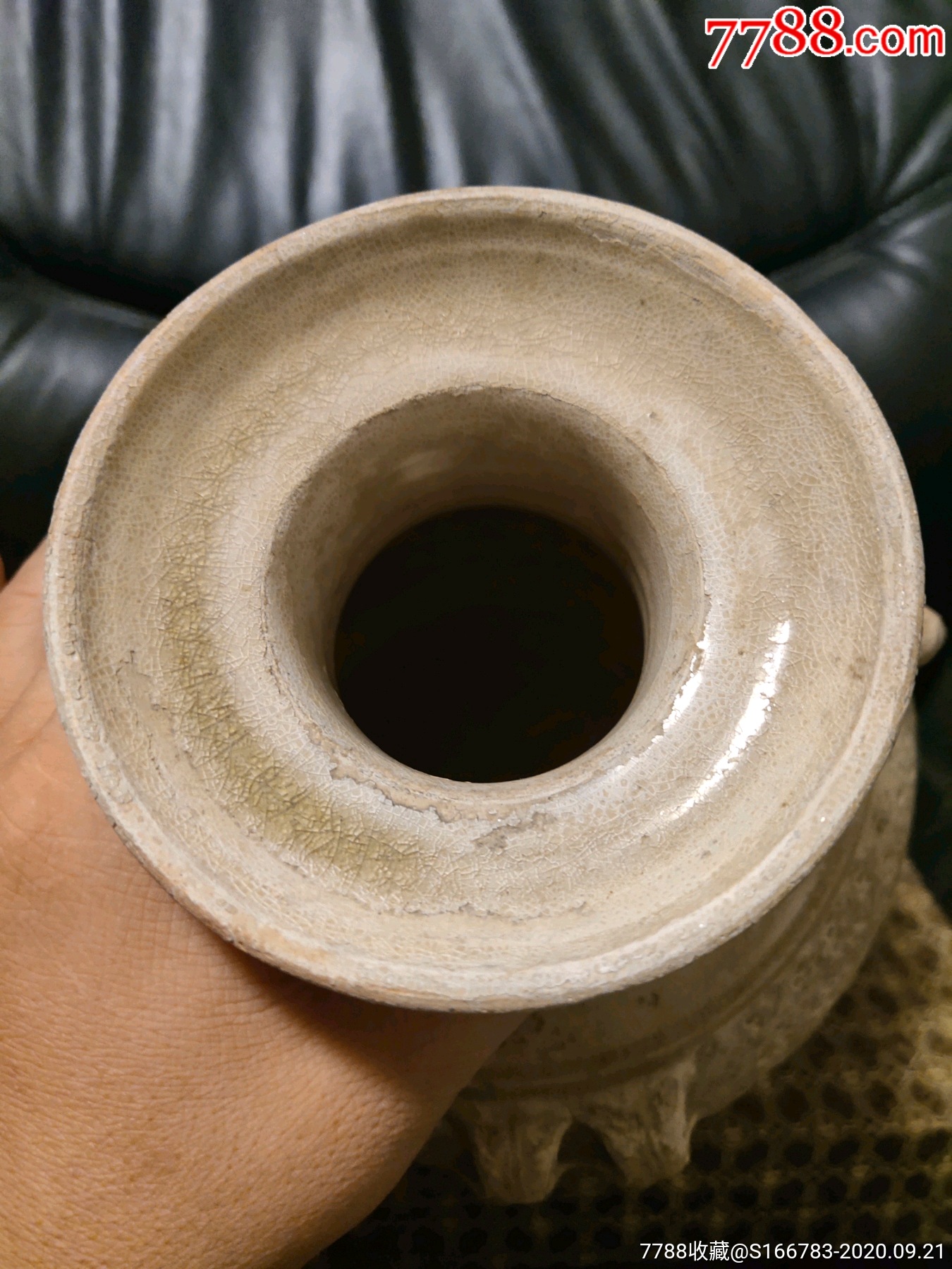 青瓷虎头四系刻花盘口壶