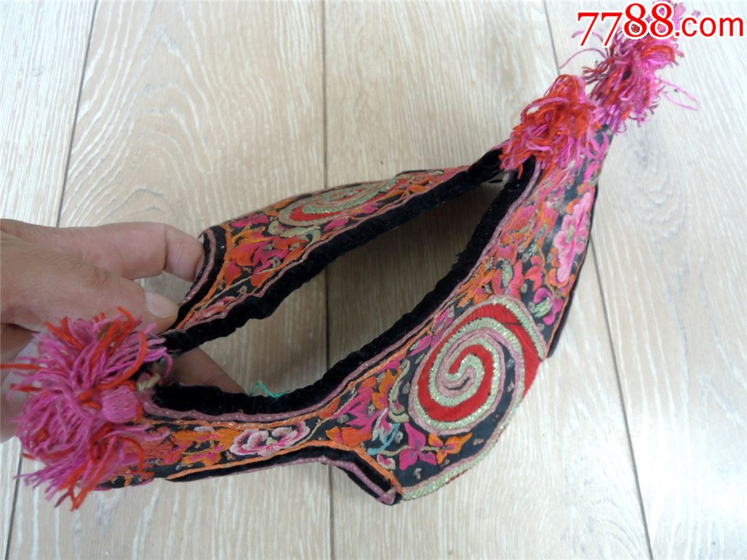 刺绣收藏200902-边疆早期民族地区厚底手工绣花鸡冠帽-中号