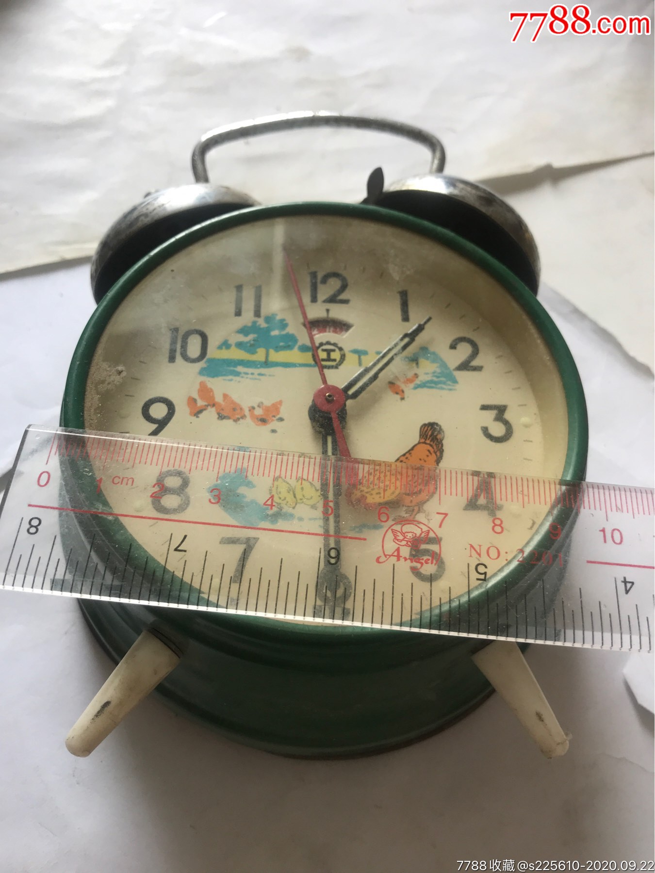 八十年代小鸡吃米小闹钟,机械钟会走.