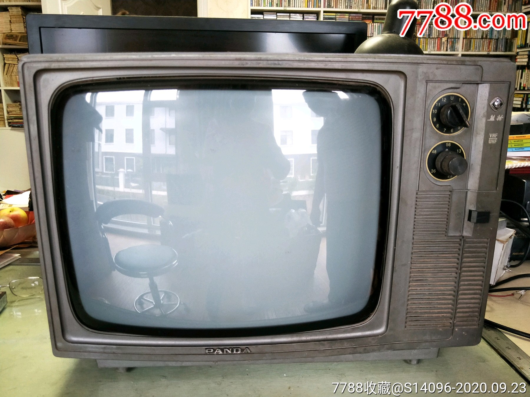 17寸熊猫牌黑白电视机图片