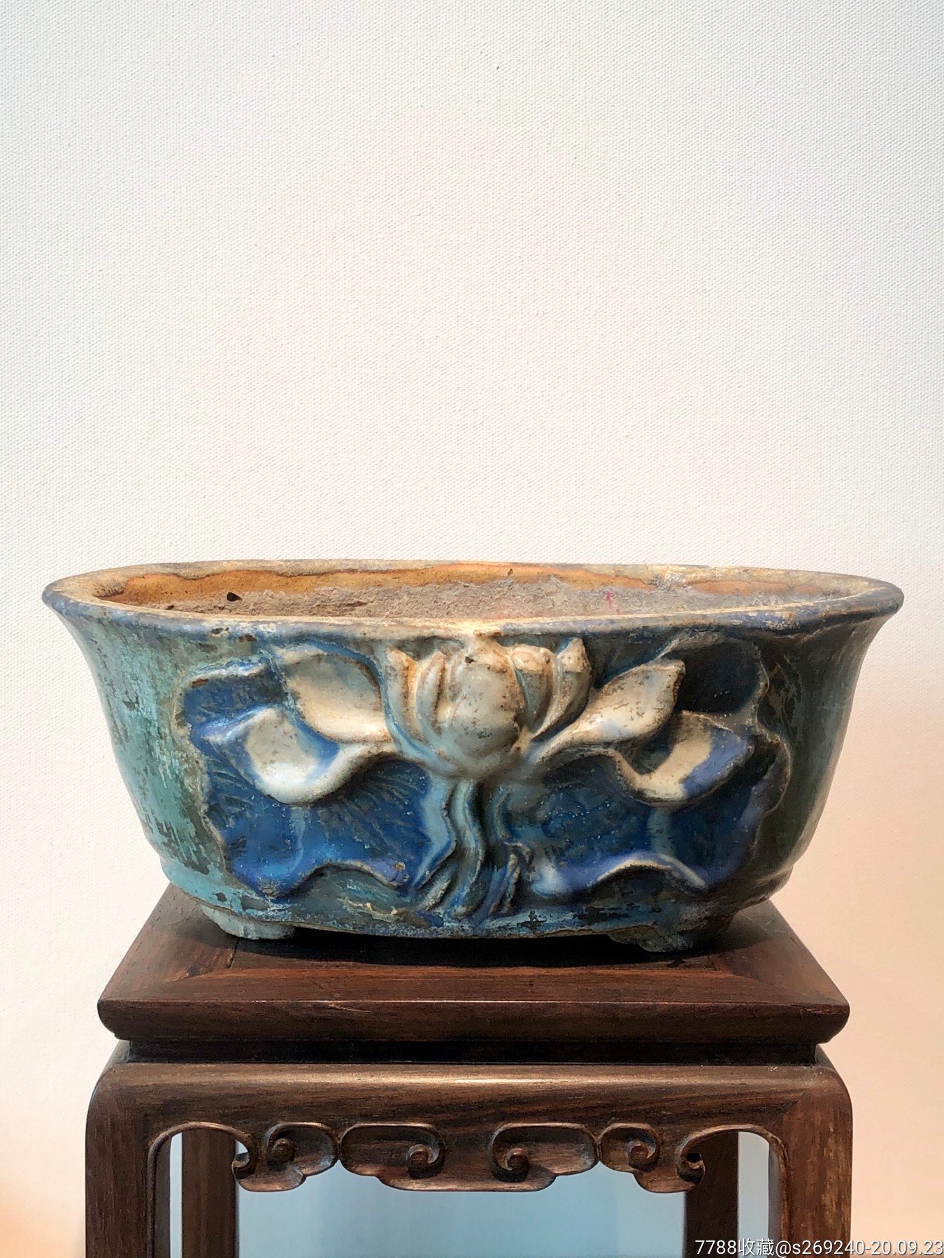 清代石湾窑双面荷花饰纹花盘