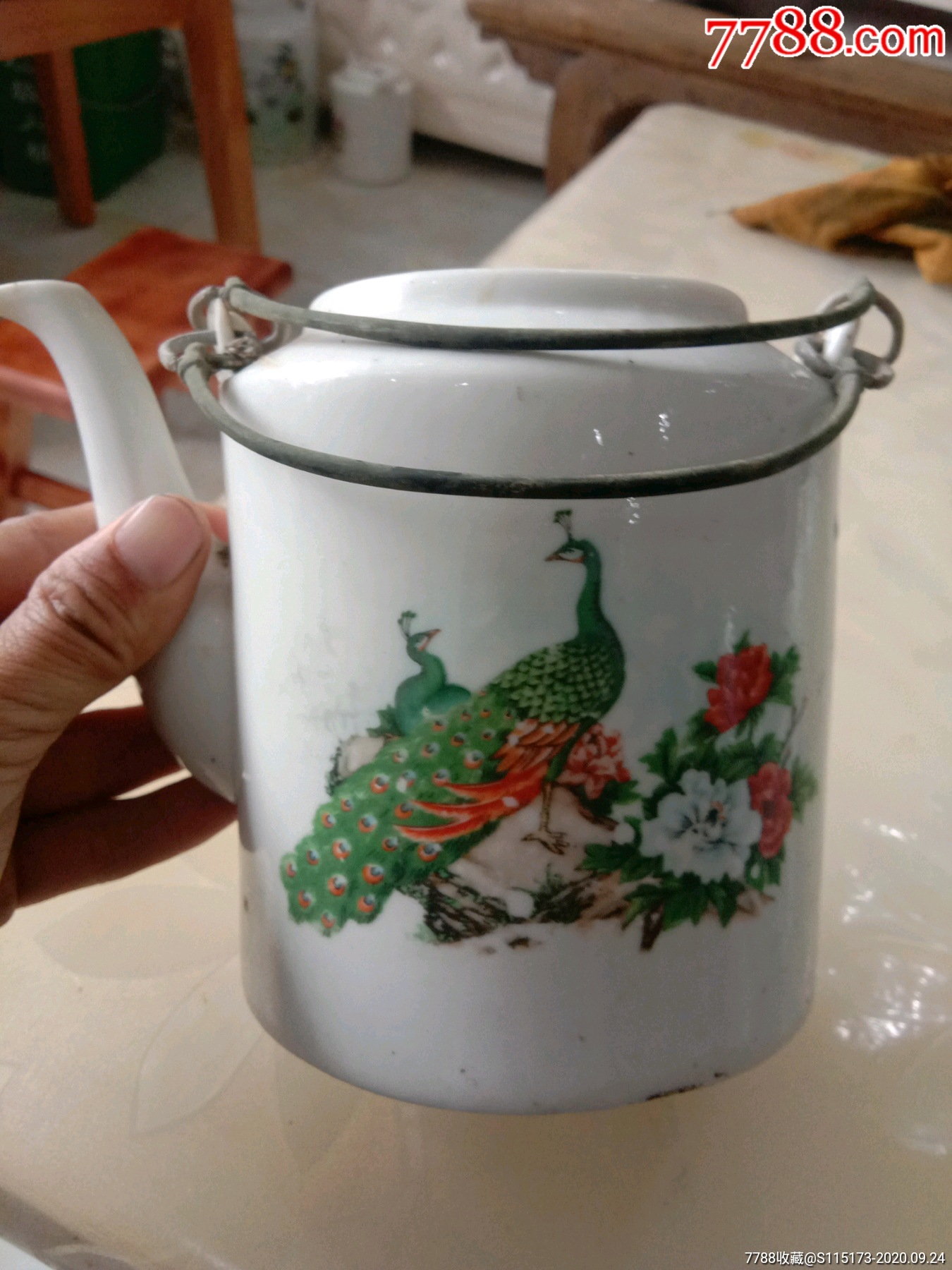 70年代末北方窑口孔雀图案提梁壶
