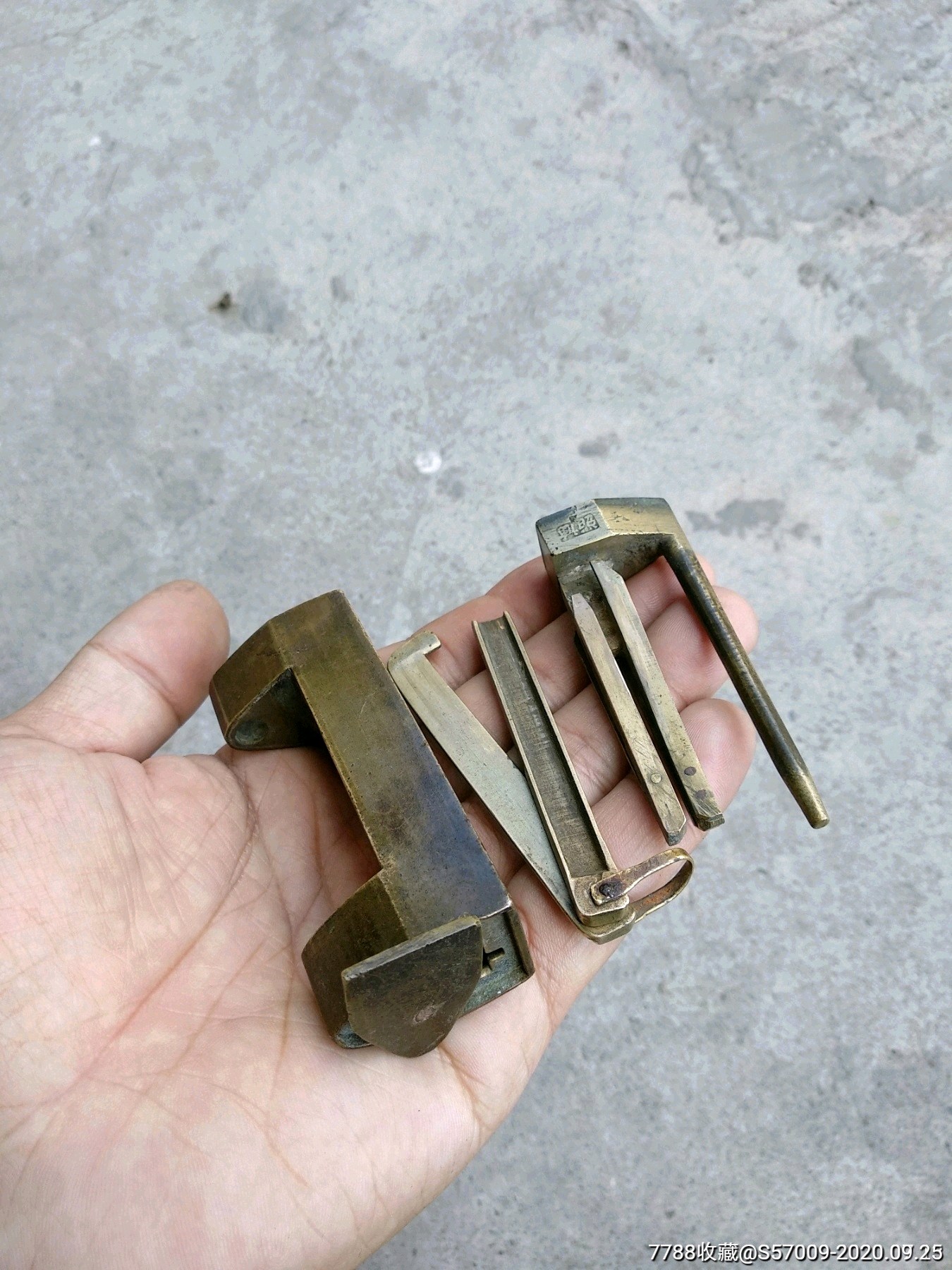 清代双钥匙设计的名家制作机关老铜锁,铜锁/铜钥匙,广锁/横开铜锁,元