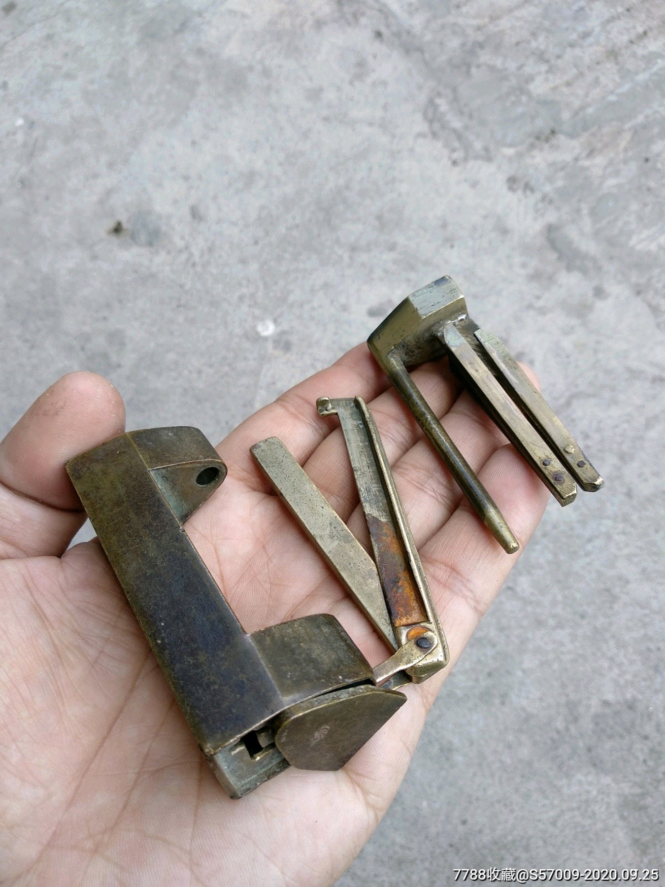 清代双钥匙设计的名家制作机关老铜锁