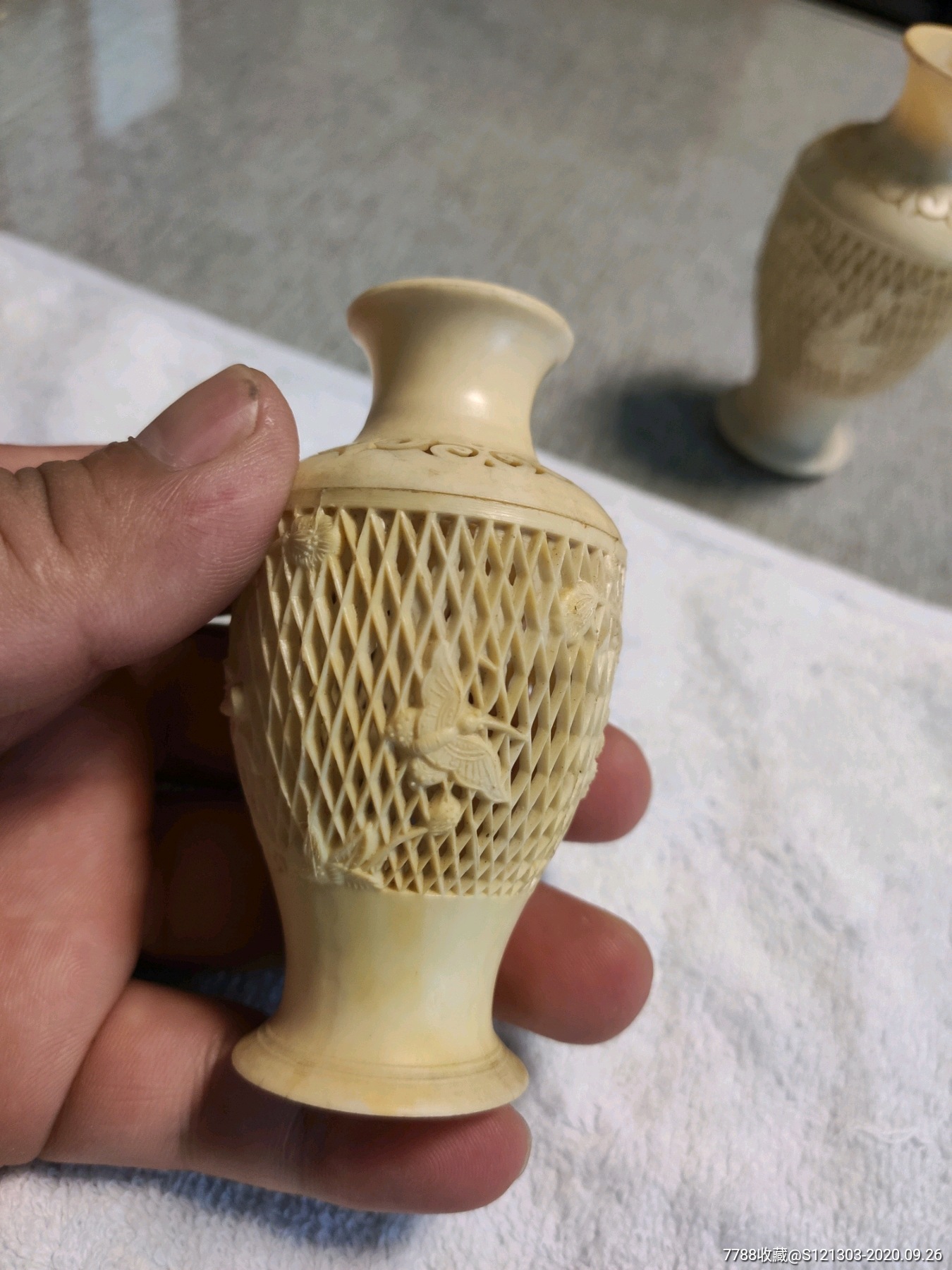 六十年代塑料浮雕镂空小花瓶