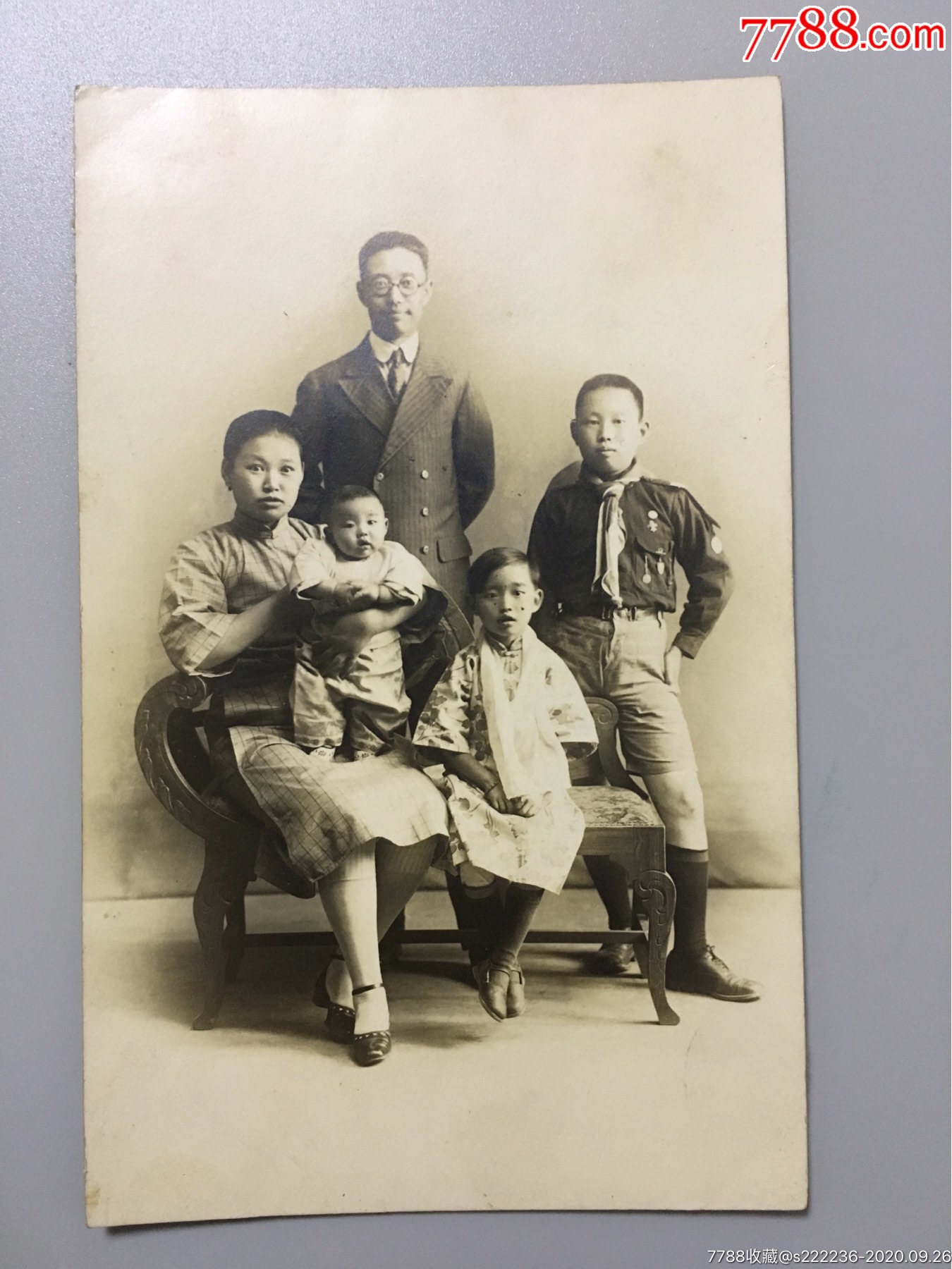 民国时期家庭合影照片(其中一个可能是童子军)