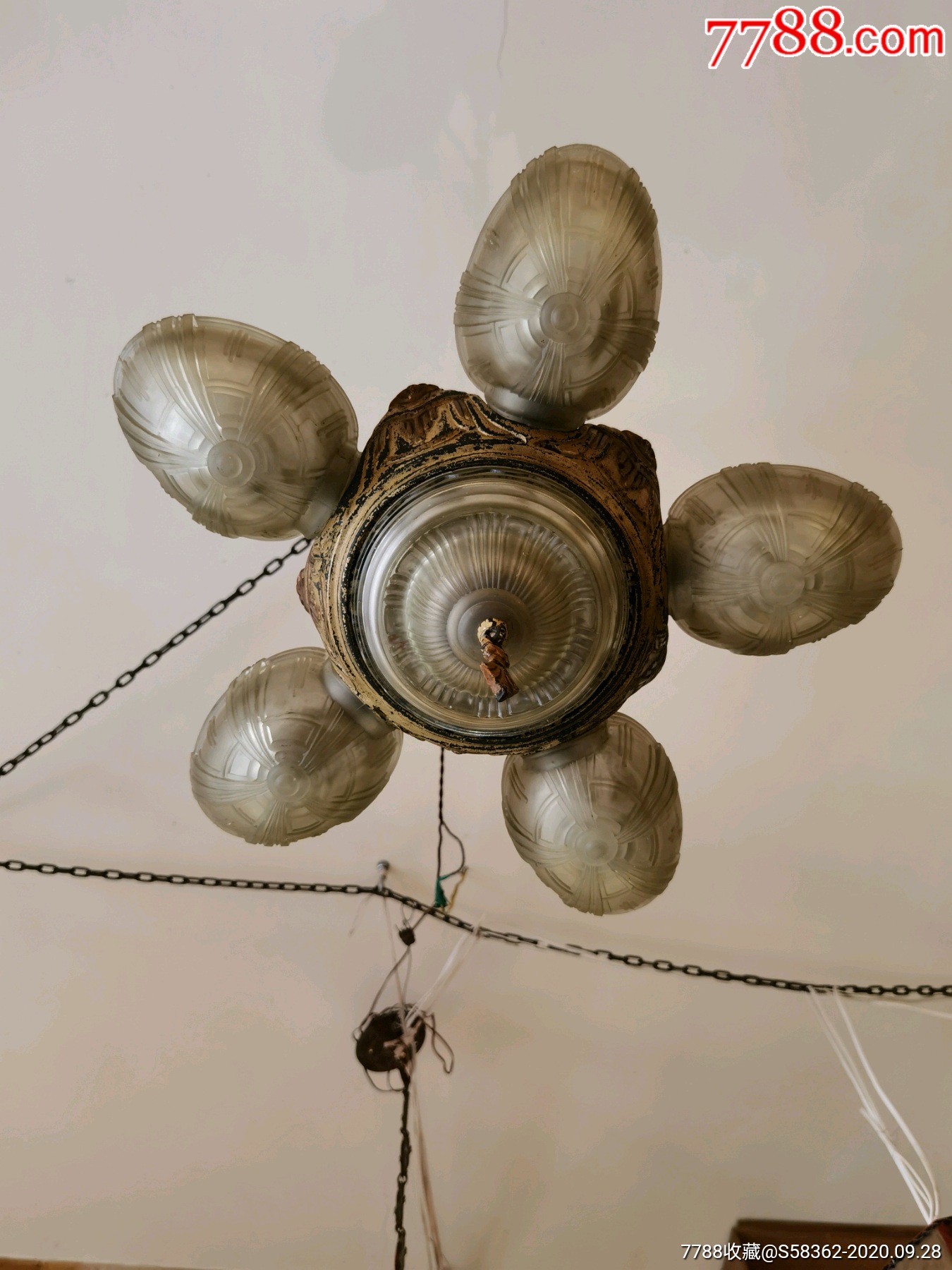 民国抗战时期云南滇越铁路火车站里的法式铜吊灯,全原老琉璃罩,活动的