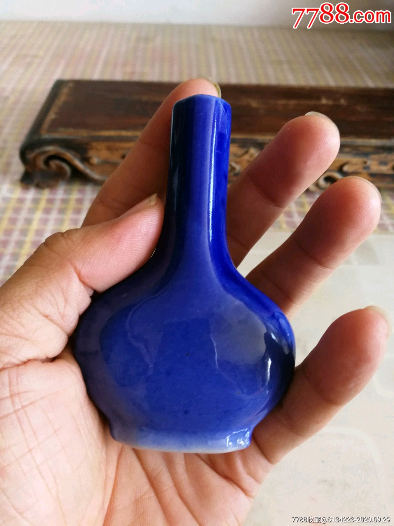 晚清民国蓝柚小长颈瓶