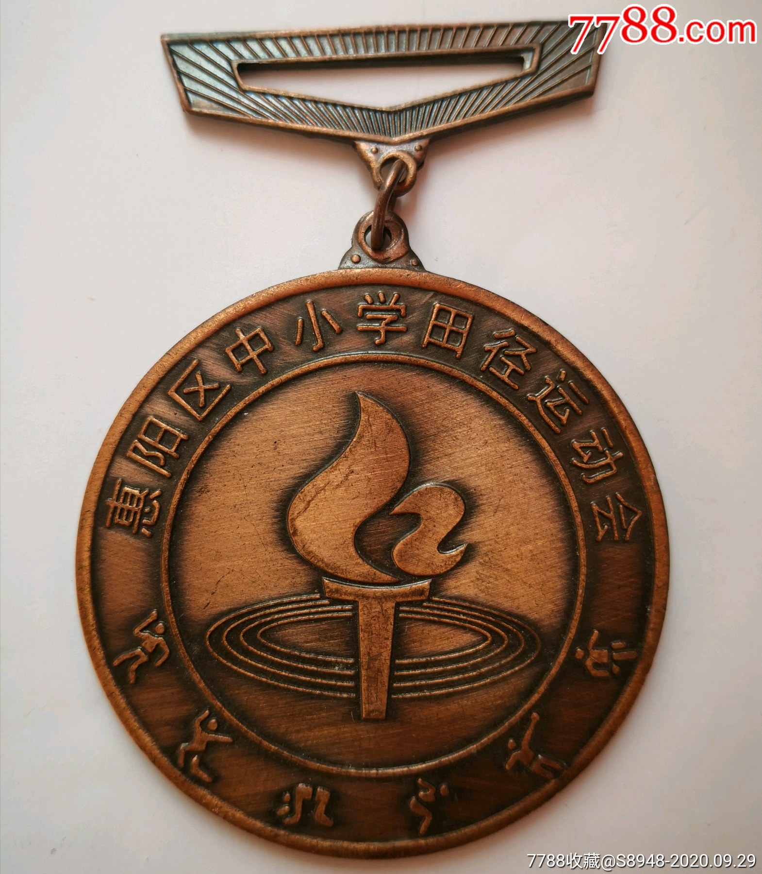 滚动鼠标滚轴,图片即可轻松放大,缩小更多"体育运动徽章