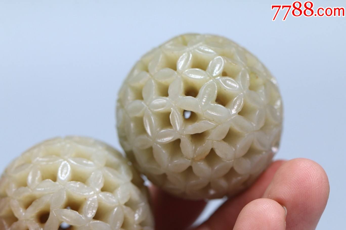 旧藏老和田玉手玩保健球一对