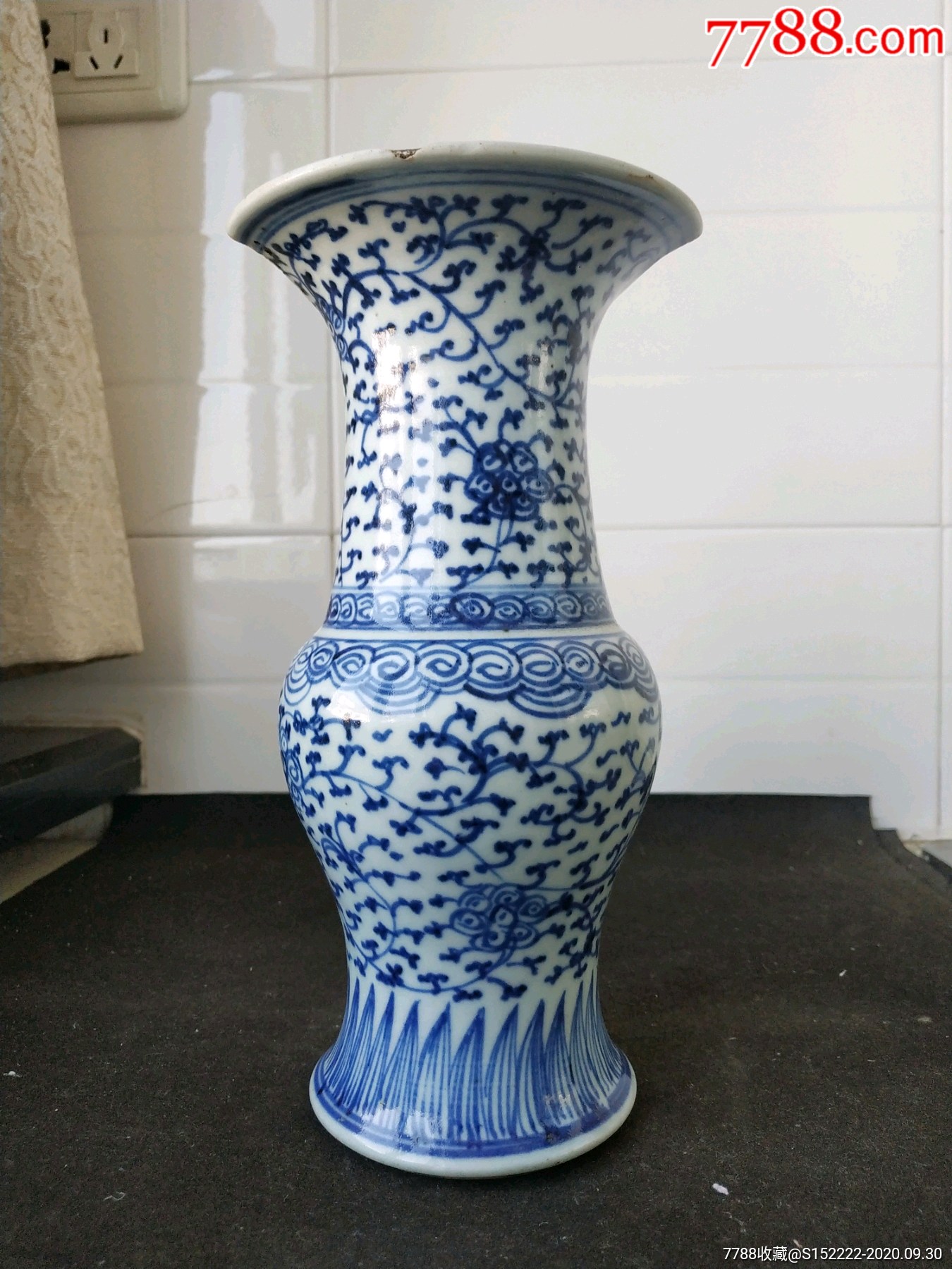 乾隆青花缠枝莲纹花觚