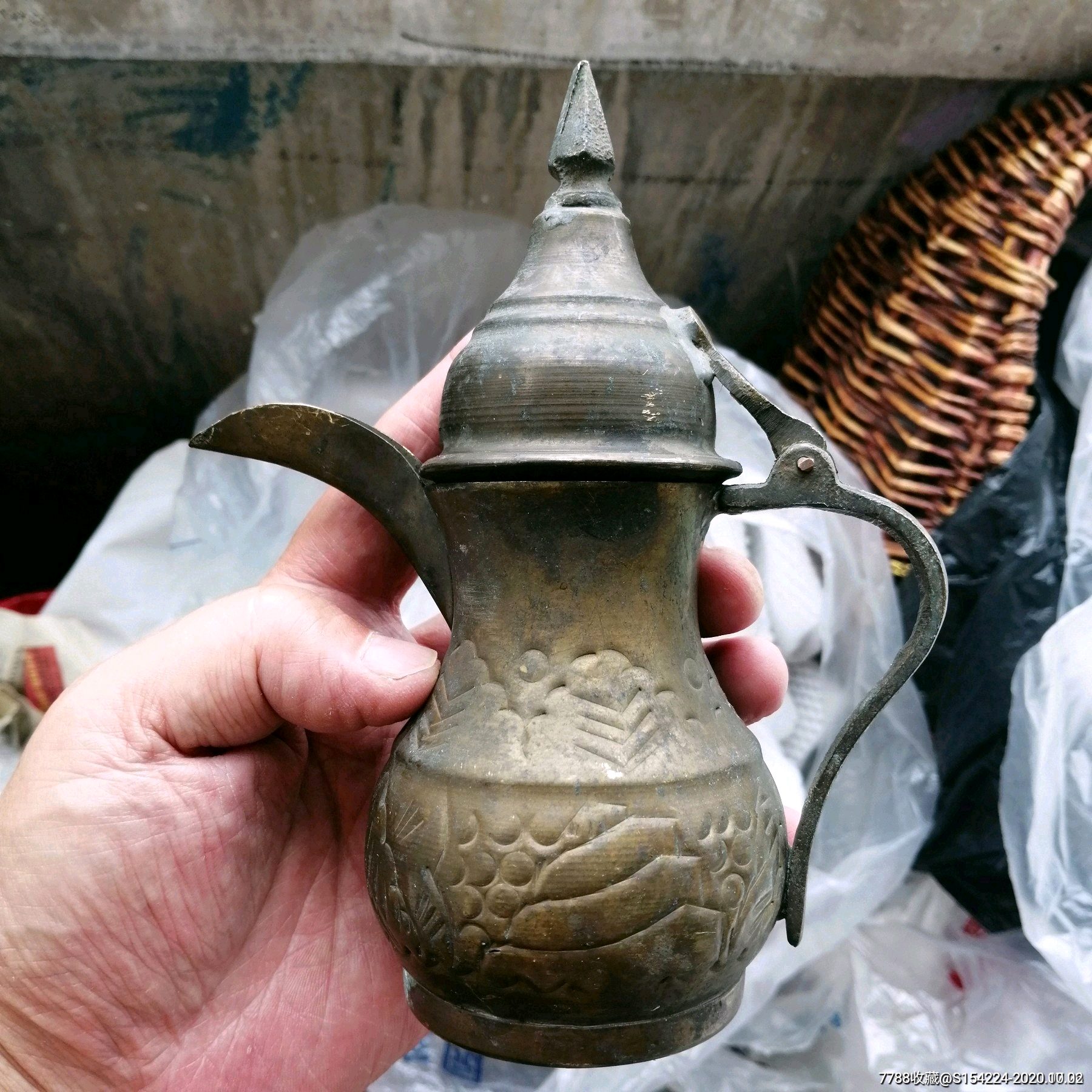 民国时期满工花卉纹老铜酒壶