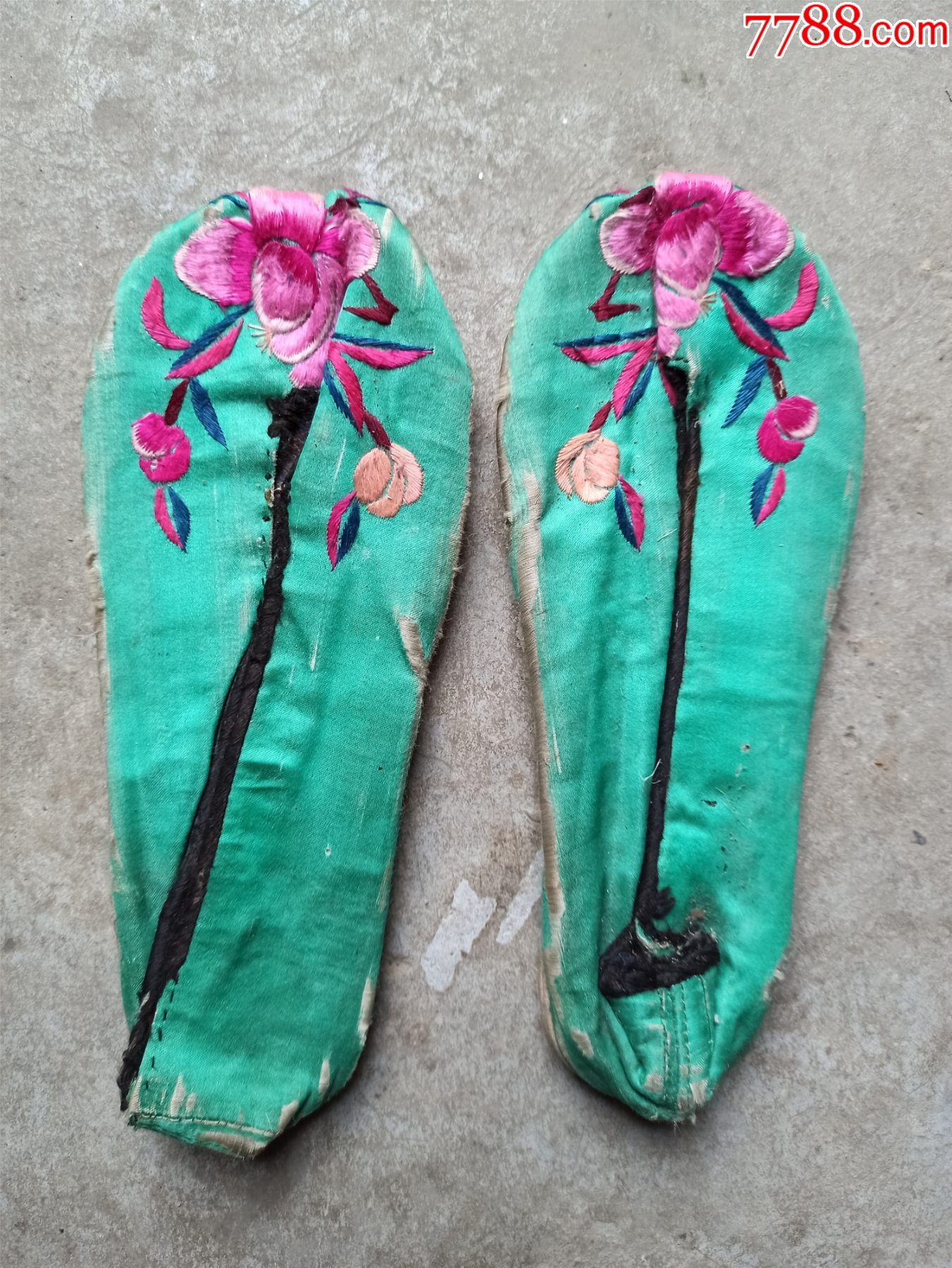 一双绣花鞋,民国时期的,有点老旧的磨损痕迹,请看仔细再拍