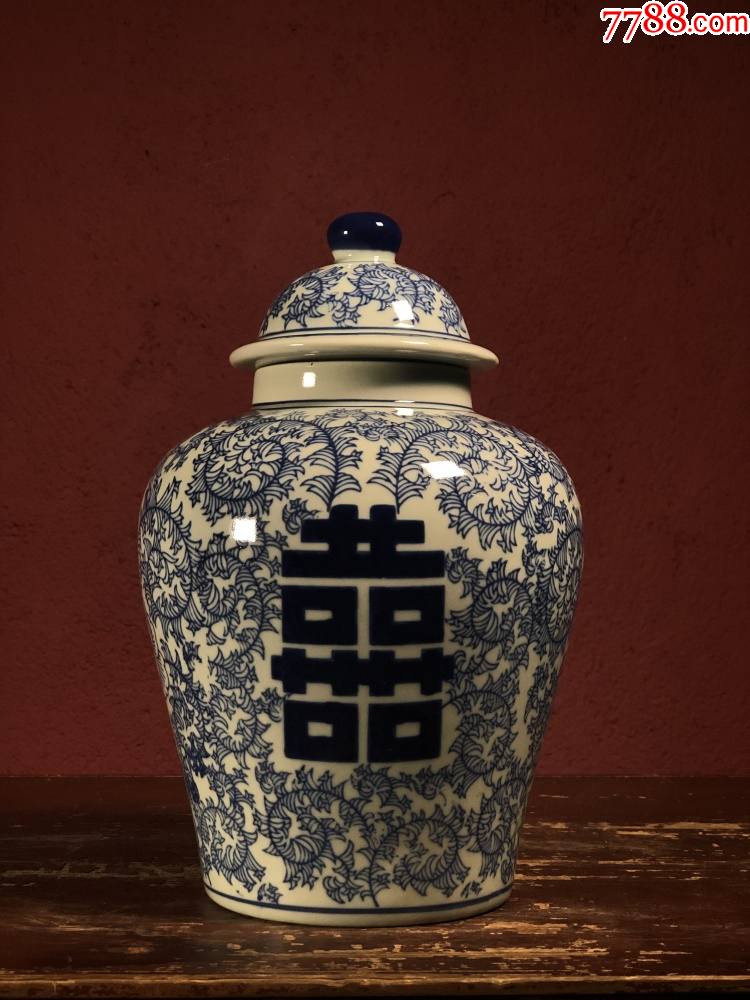 釉下彩手绘青花双喜罐(完好完整)