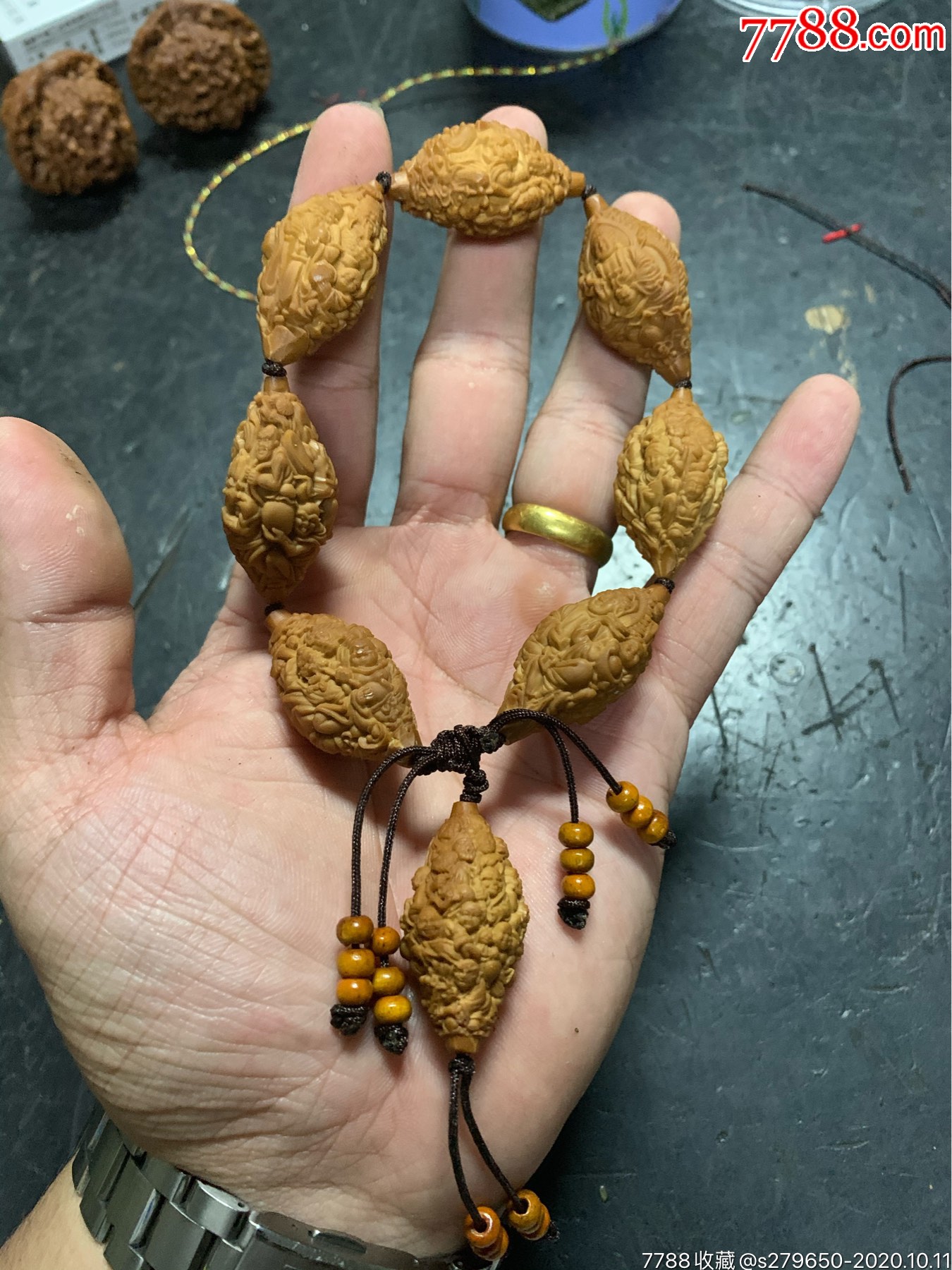 橄榄核雕刻天上人间