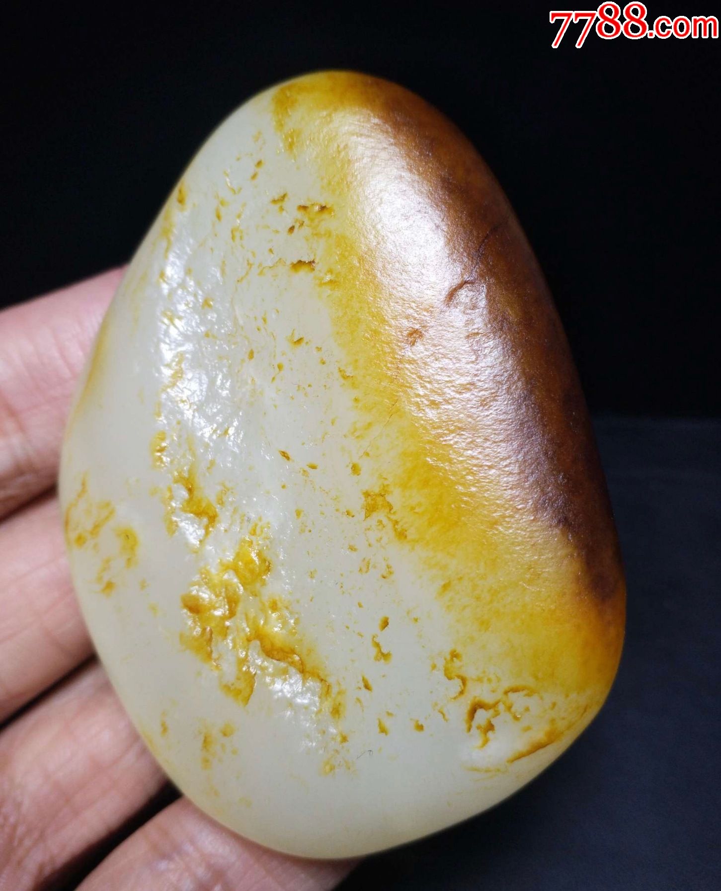 新疆和田玉籽料原石(金黄皮点缀)