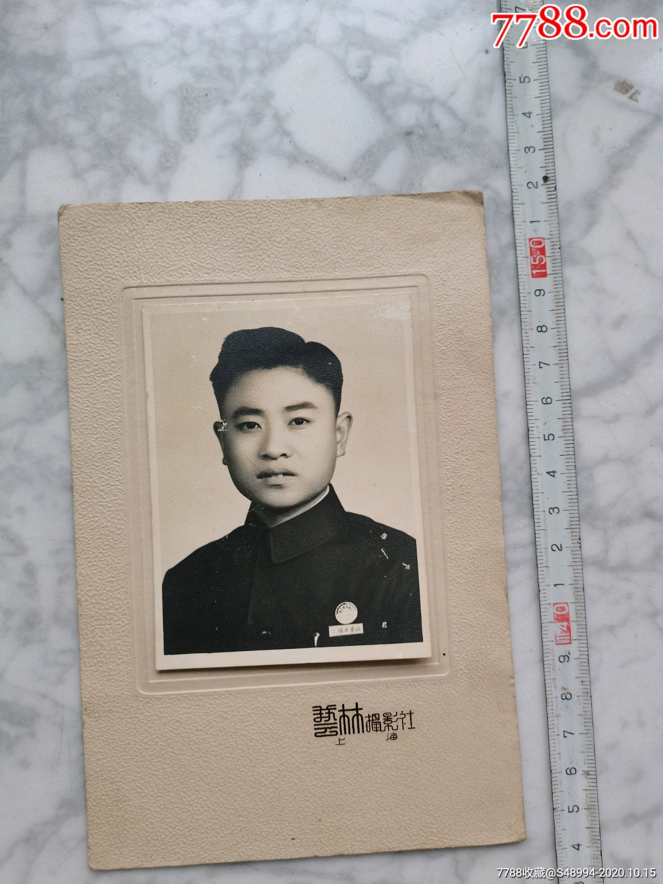 着中山装佩带双校徽的男同学像朝鲜人