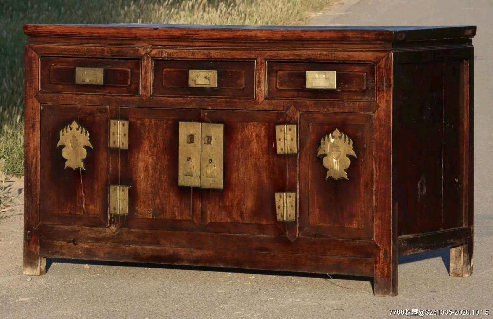 老铜件齐全的三抽柜品相完好