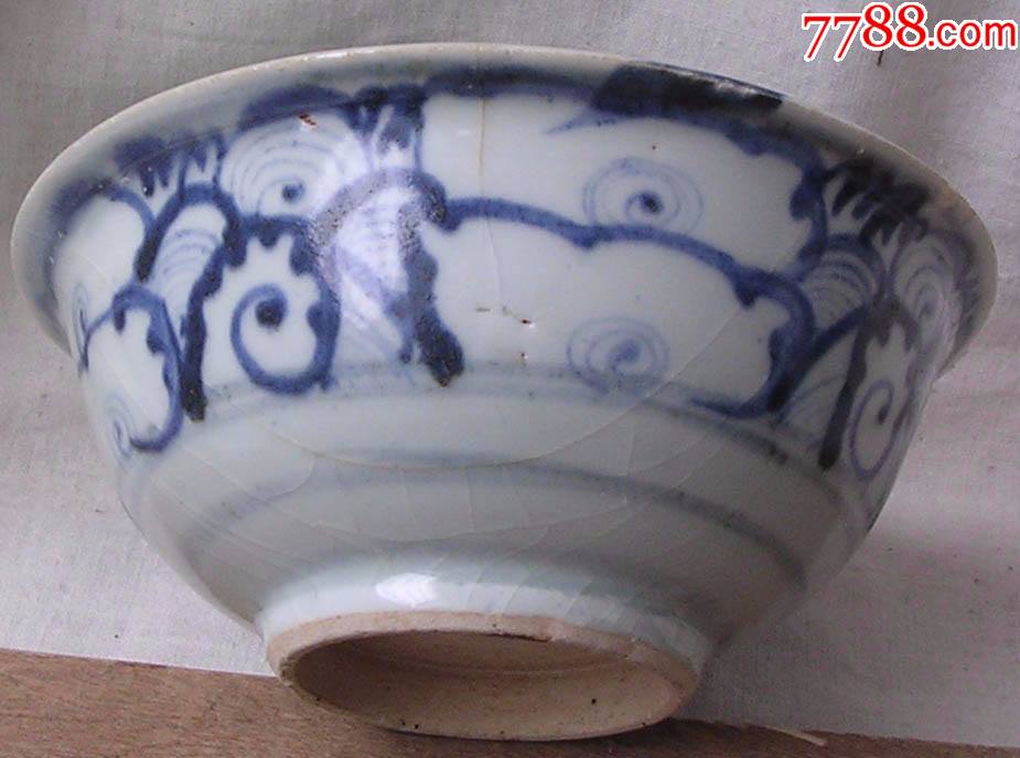 明代洪武青花卷云纹折边碗