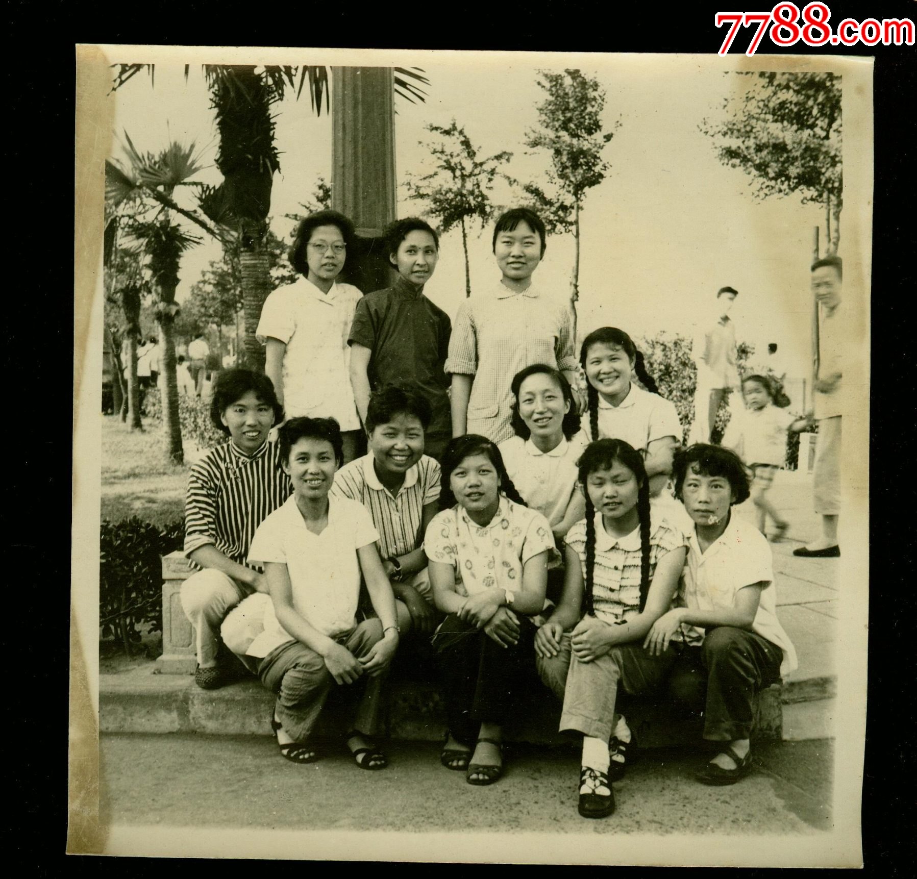 五六十年代女人们合影,尺寸15x15_老照片_收藏用品专卖【7788收藏