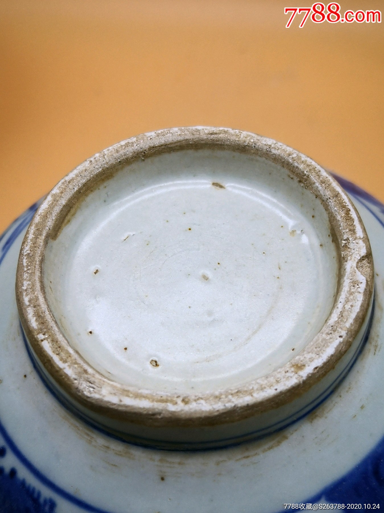 备注:清代青花人物玉壶春瓶,青花发色深沉,人物画工老辣流畅,底足稍有