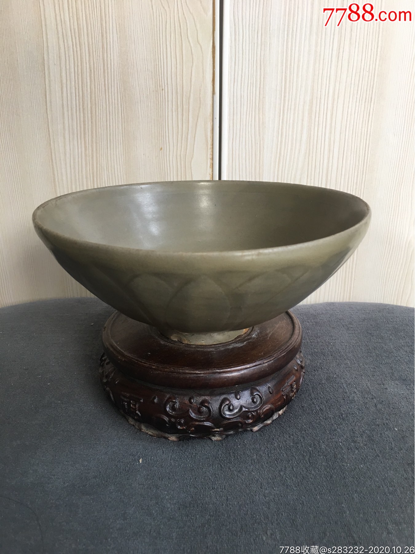 北宋龙泉金村窑莲瓣碗.