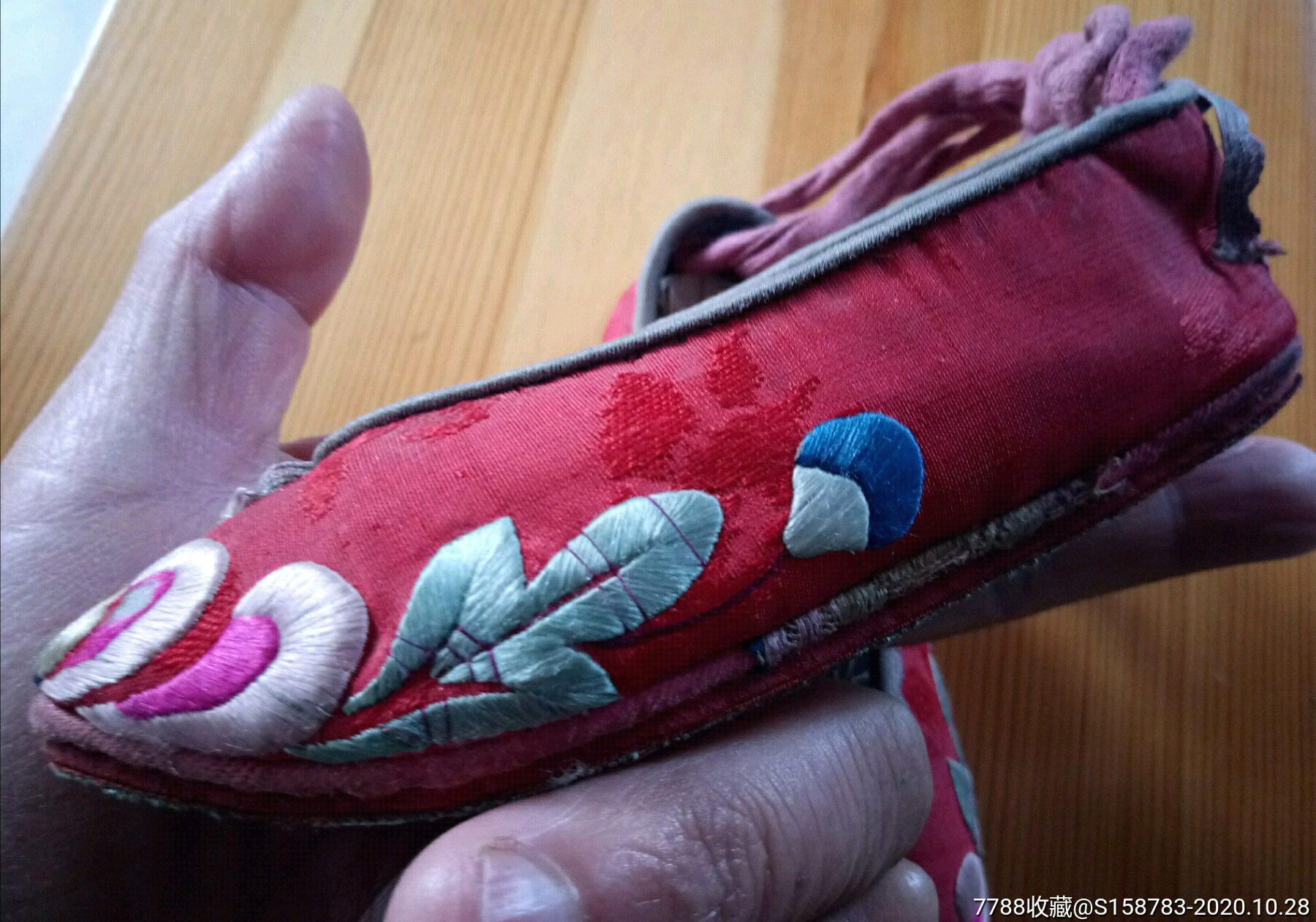 清代民国富家千金的红色小绣鞋一双