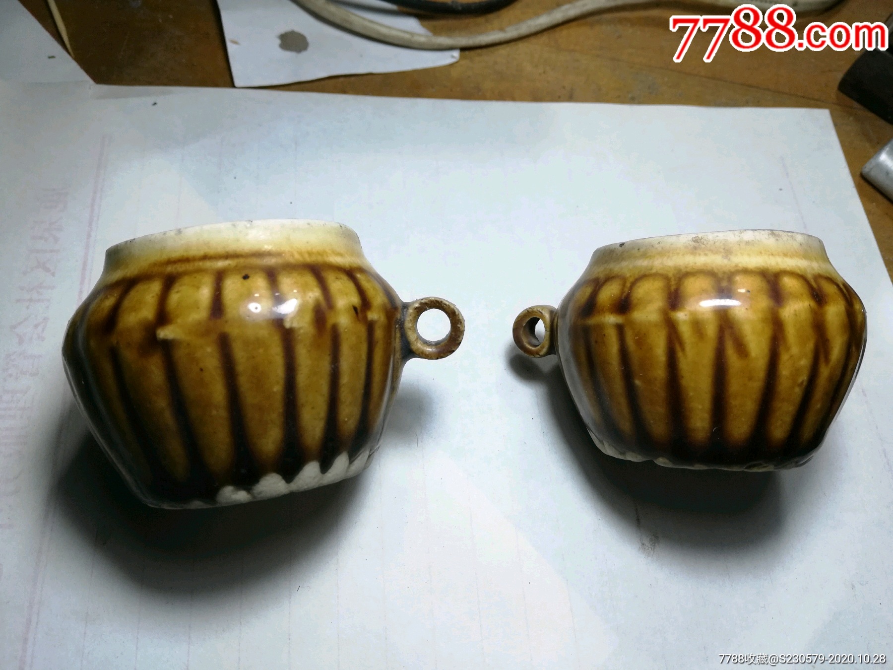 民国瓜楞黄釉鸟食罐一对