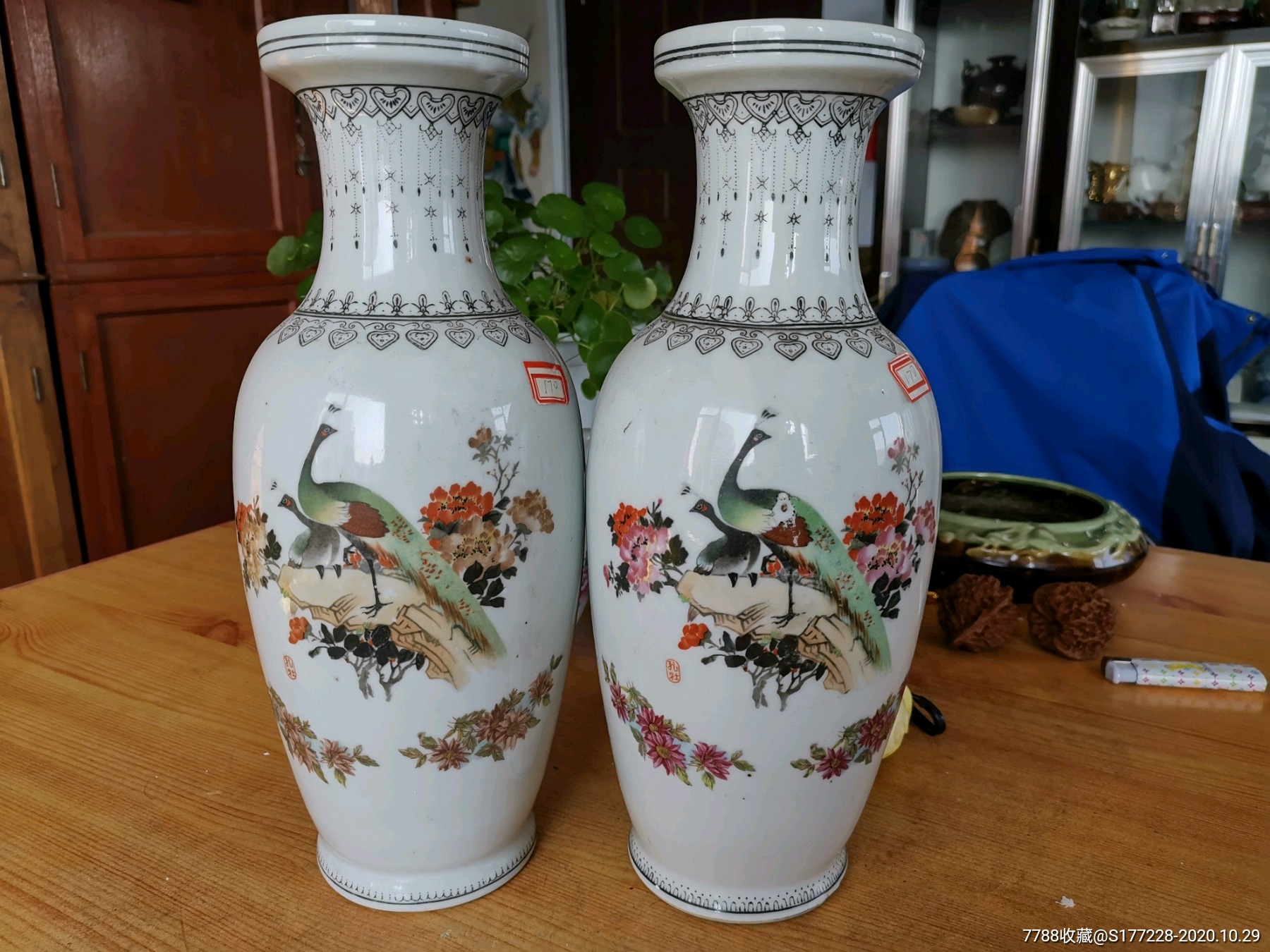 567年代精美手绘花卉孔雀诗文瓶一对