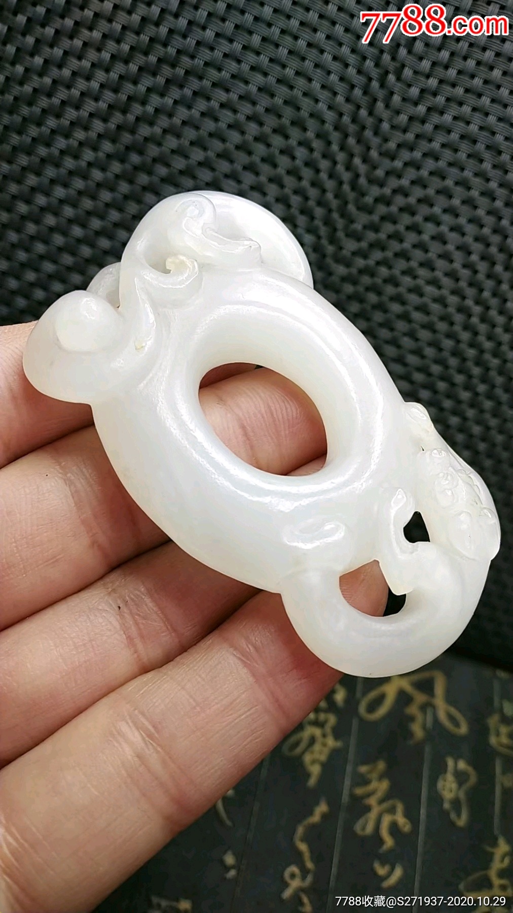 【馆藏级】和田玉苏工精雕螭龙守护玉佩