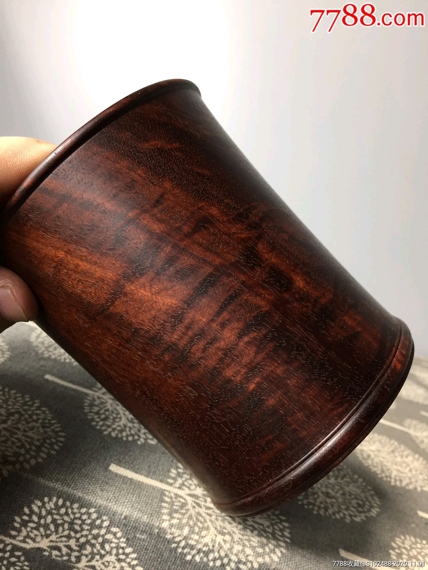 印度小叶紫檀笔筒,直径10厘米,花纹漂亮,牛毛纹明显,全品.