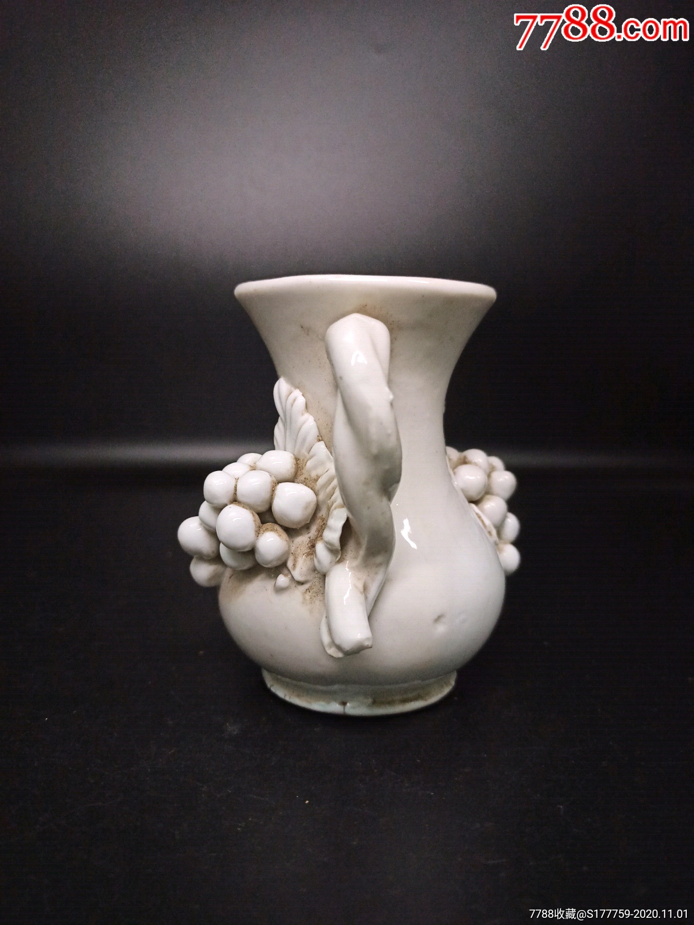 八十年代捏塑双耳瓶捏塑精美,葡萄个个硕大圆润,叶脉清晰自然.