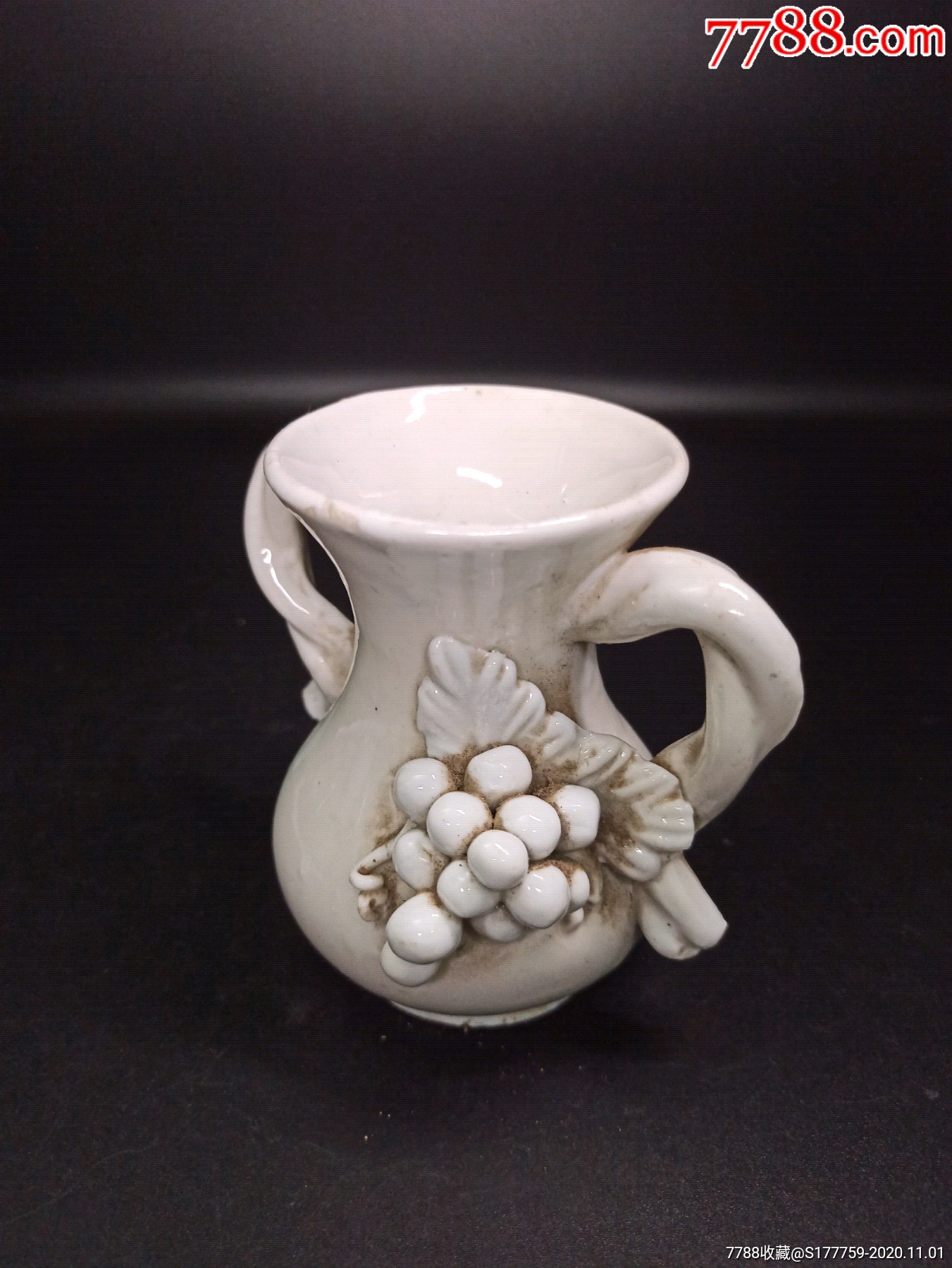 八十年代捏塑双耳瓶捏塑精美,葡萄个个硕大圆润,叶脉清晰自然.