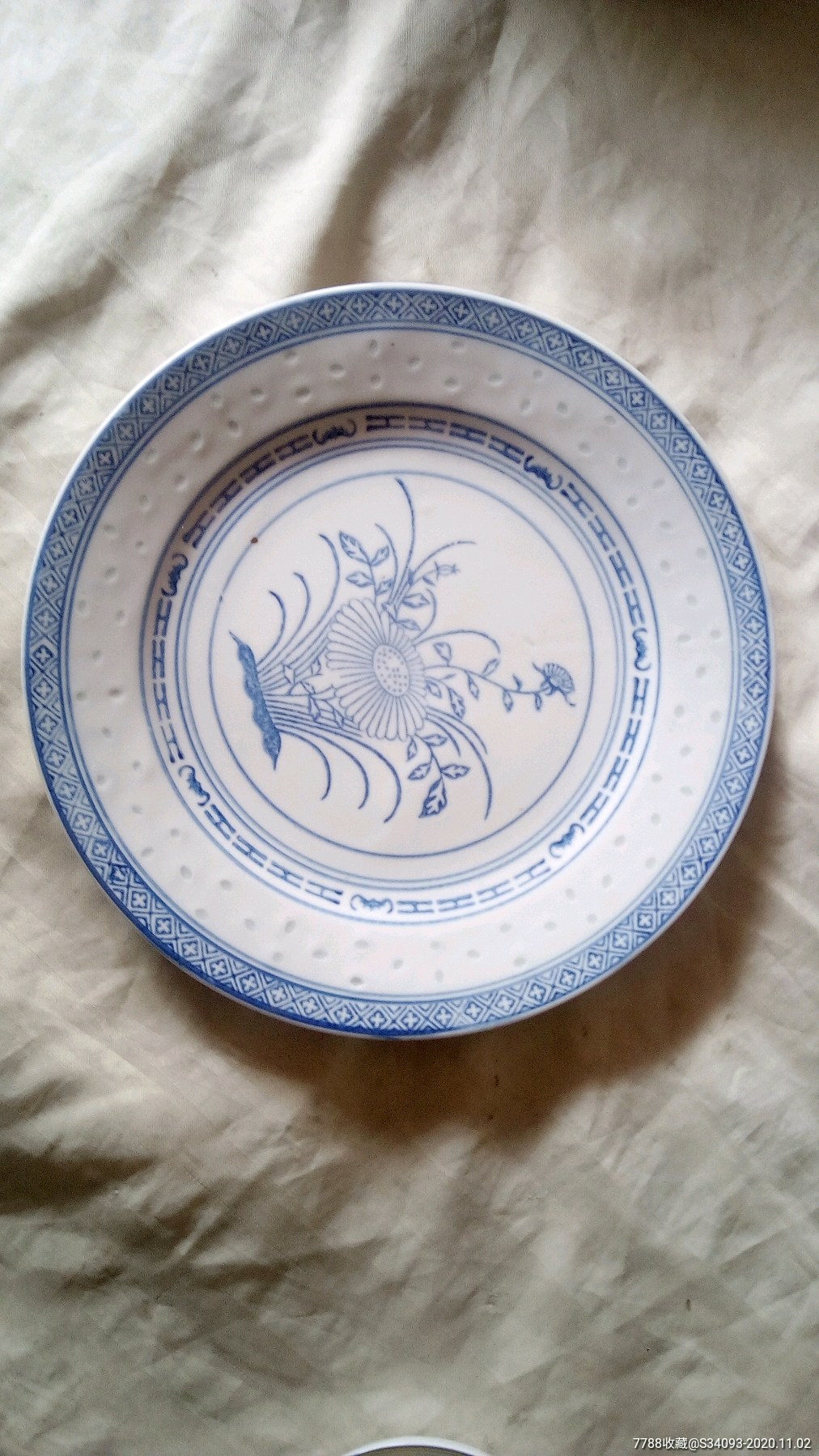 景德镇玲珑瓷花卉纹瓷盘直径255厘米重628克