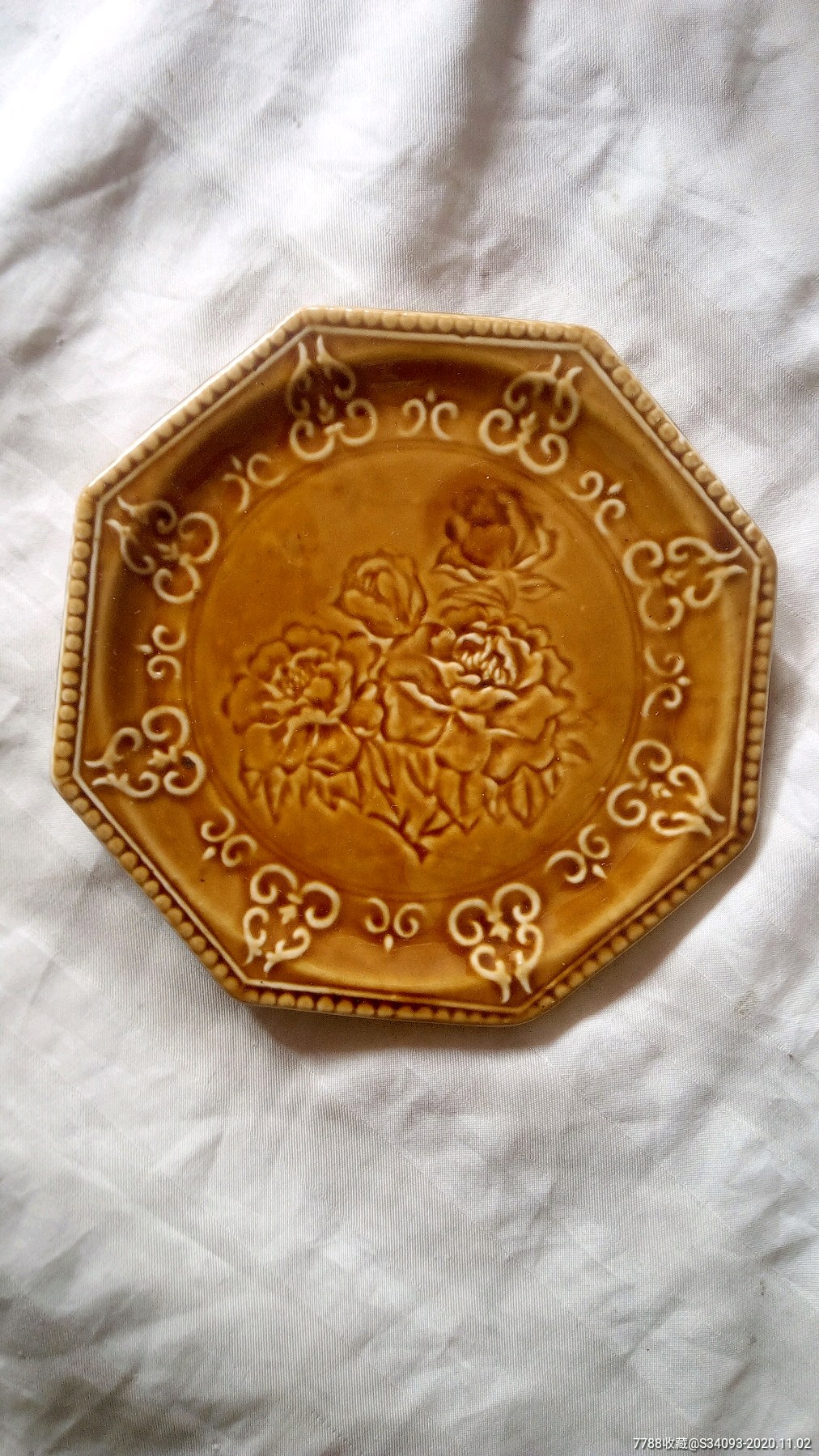 黄釉刻花八角花卉盘