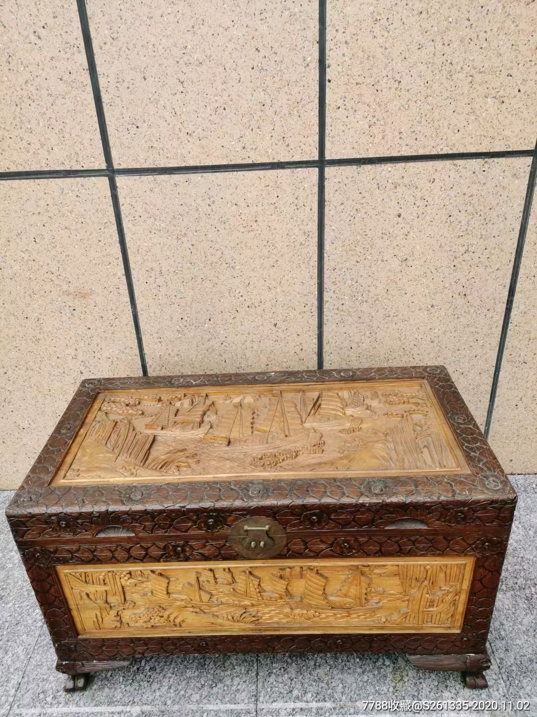 解放时期的老樟木箱满工雕刻