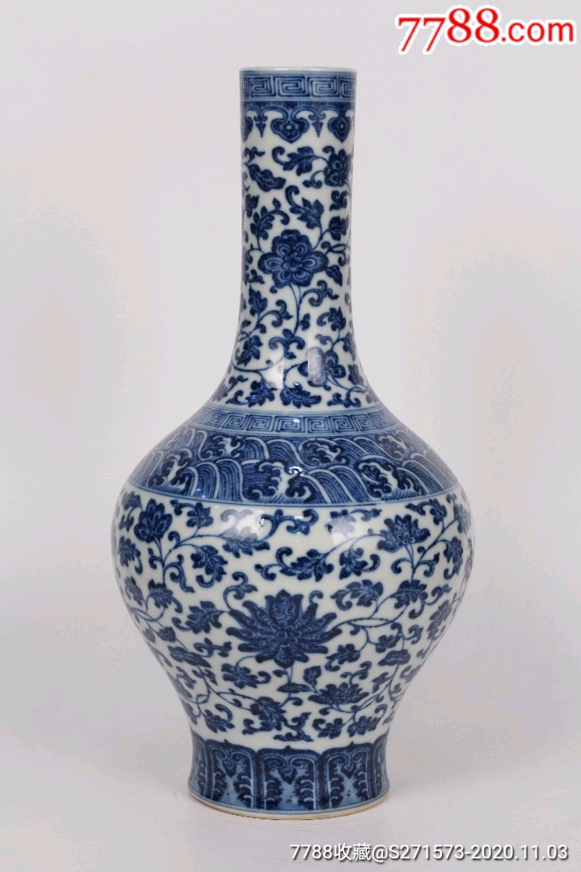 清乾隆-青花缠枝莲纹长颈瓶高度34cm,口径5.5cm,肚径17cm,底径9.