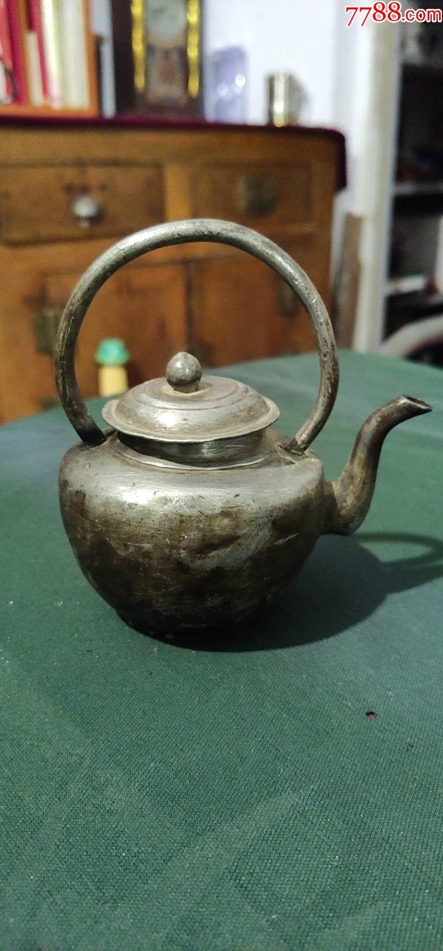 小巧玲珑的小锡壶