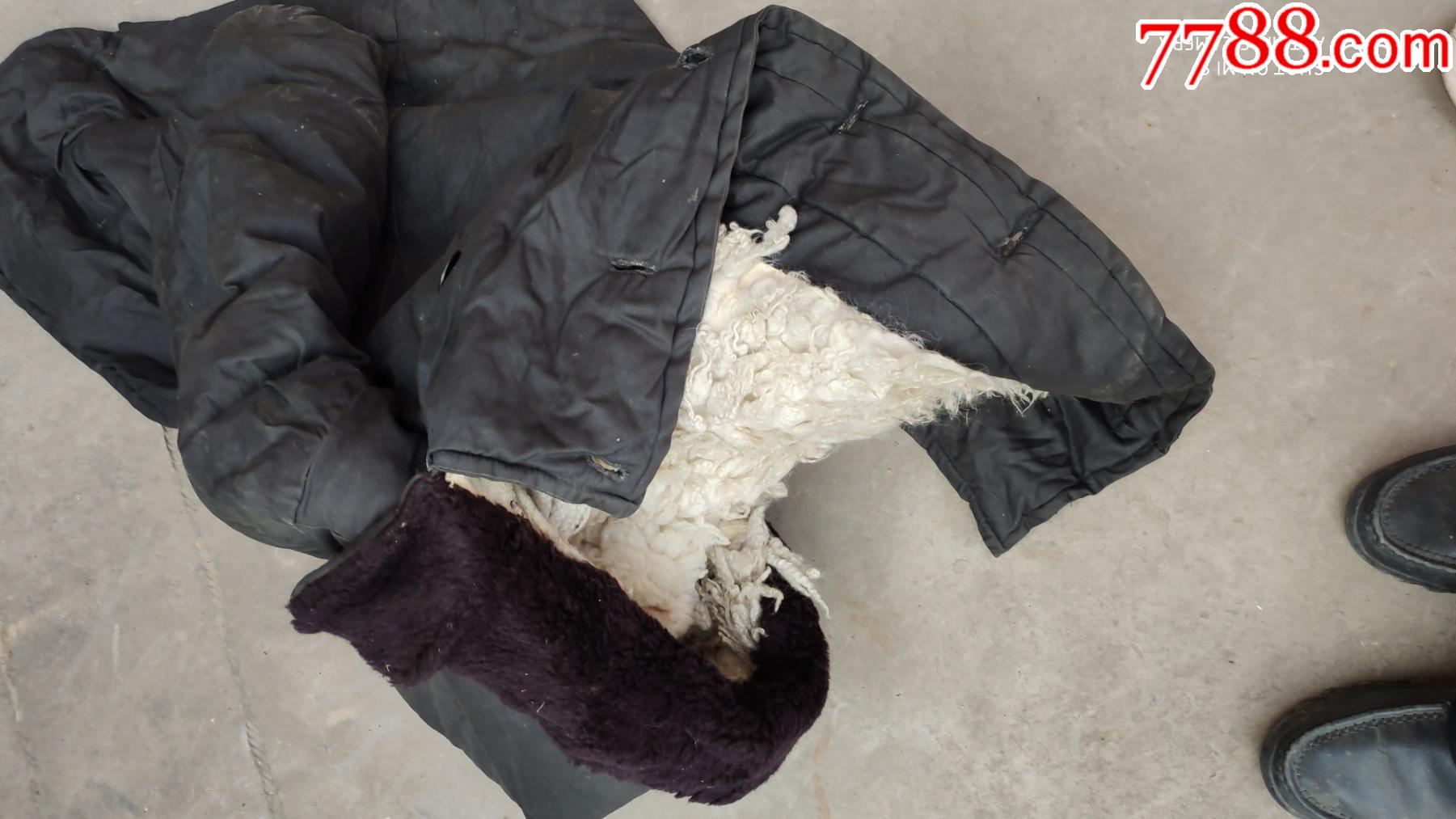 民族服饰旧羊皮大衣一个