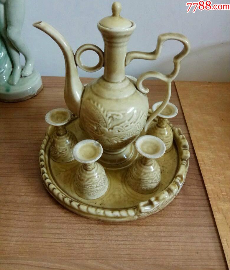 60年代龙的一套老酒壶--上面的图案都是烧制在上面的凹凸有致