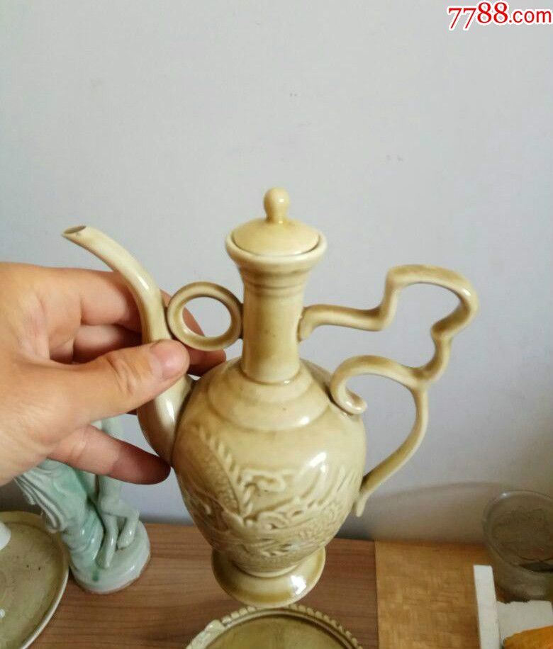 60年代龙的一套老酒壶--上面的图案都是烧制在上面的凹凸有致